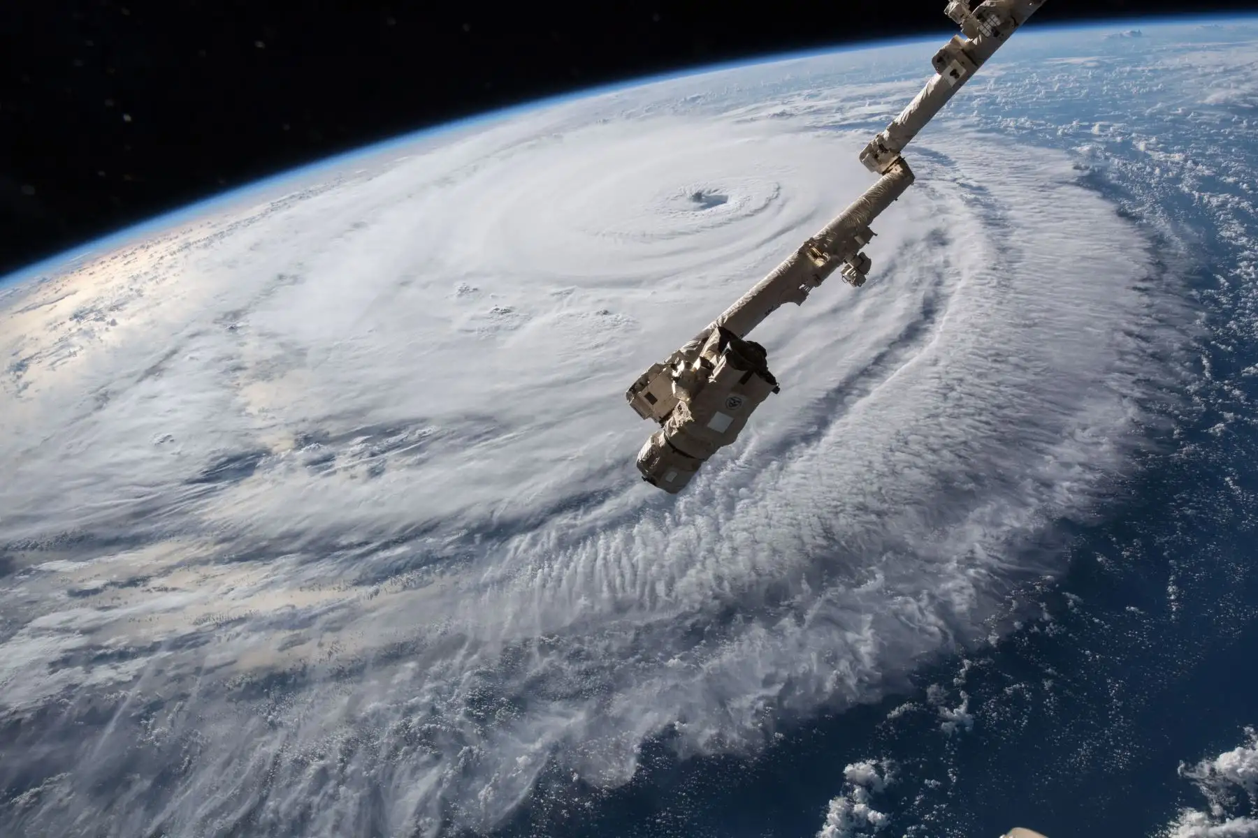 Una cámara de alta definición fuera de la Estación Espacial Internacional captó una vista de la NASA del ojo del huracán Florence a las 7:50 a.m. EDT del 12 de septiembre de 2018, que se muestra en este video todavía tomado mientras Florence batía el Atlántico en dirección oeste-noroeste con vientos de 130 millas por hora.
El potente huracán Florence se dirigió el martes hacia la costa este de los Estados Unidos, lo que provocó que las autoridades ordenaran a más de un millón de personas que evacuaran el camino de la extremadamente peligrosa tormenta que según los meteorólogos podría intensificarse pronto.AFP