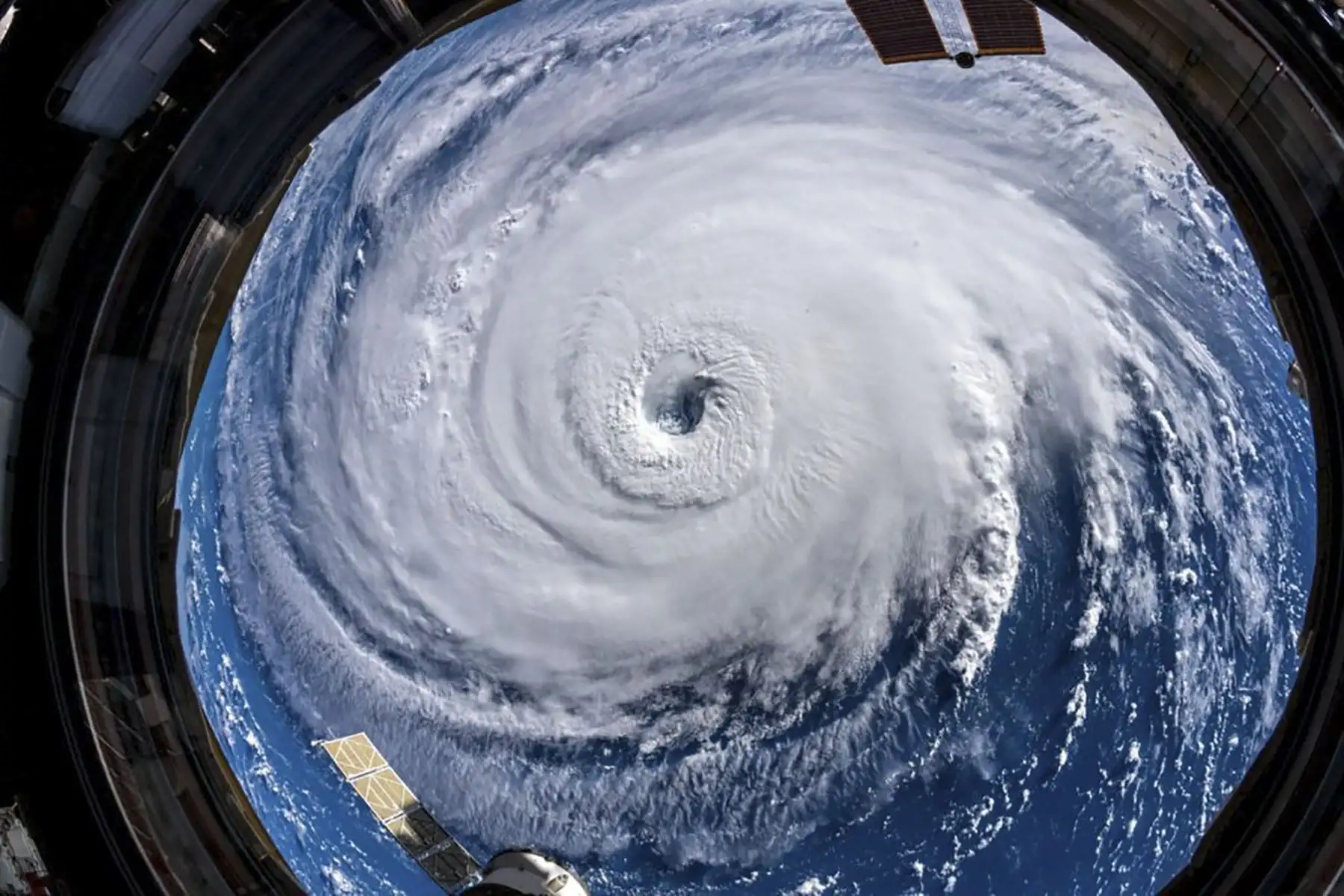 Una cámara de alta definición fuera de la Estación Espacial Internacional captó una vista de la NASA del ojo del huracán Florence a las 7:50 a.m. EDT del 12 de septiembre de 2018, que se muestra en este video todavía tomado mientras Florence batía el Atlántico en dirección oeste-noroeste con vientos de 130 millas por hora.
El potente huracán Florence se dirigió el martes hacia la costa este de los Estados Unidos, lo que provocó que las autoridades ordenaran a más de un millón de personas que evacuaran el camino de la extremadamente peligrosa tormenta que según los meteorólogos podría intensificarse pronto.AFP