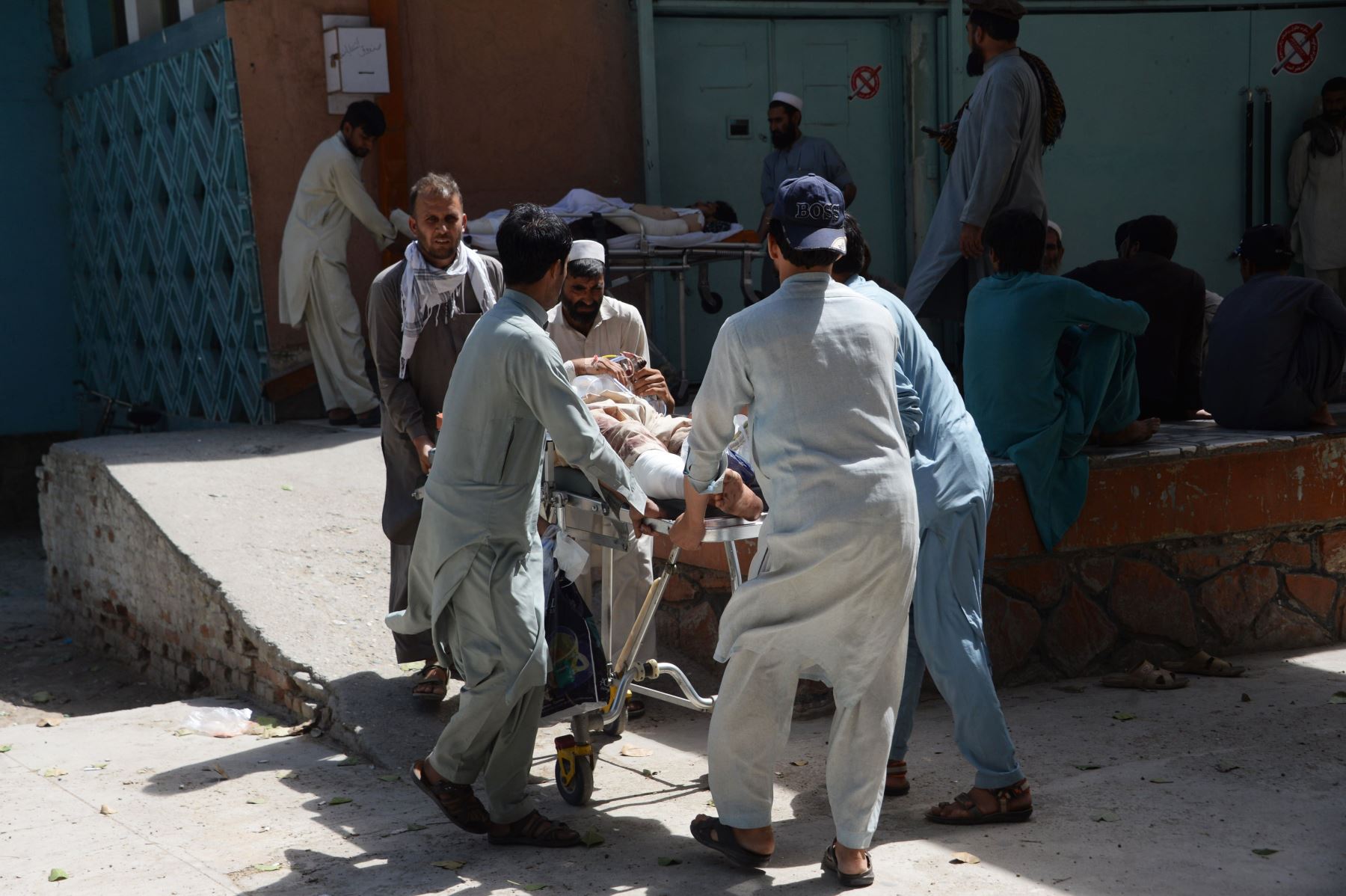Voluntarios afganos y familiares trasladan a una víctima herida Foto: AFP