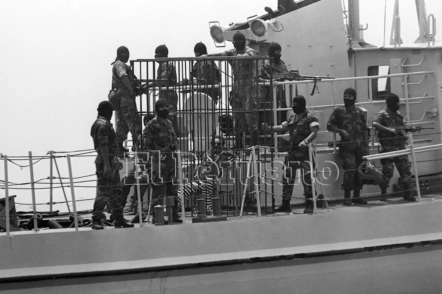 En medio de extremas medidas de seguridad el líder senderista Abimael Guzmán fue trasladado a la isla San Lorenzo el 24 de abril de 1993.  Foto: Archivo Histórico de El Peruano / Leoncio Mariscal