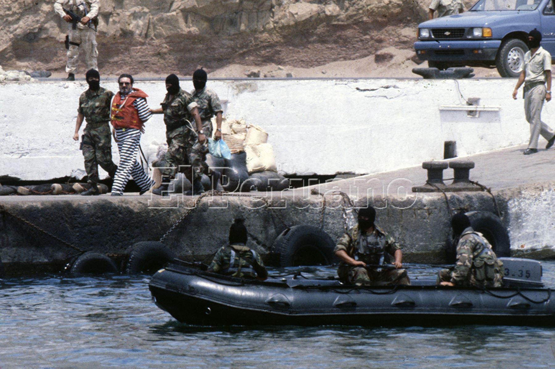 En medio de extremas medidas de seguridad el líder senderista Abimael Guzmán fue trasladado a la isla San Lorenzo el 24 de abril de 1993.  Foto: Archivo Histórico de El Peruano