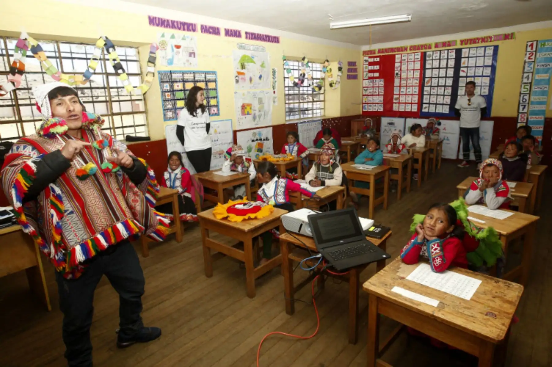 Voluntarios extranjeros realizan jornada solidaria en comunidad de Cusco. ANDINA/Difusión