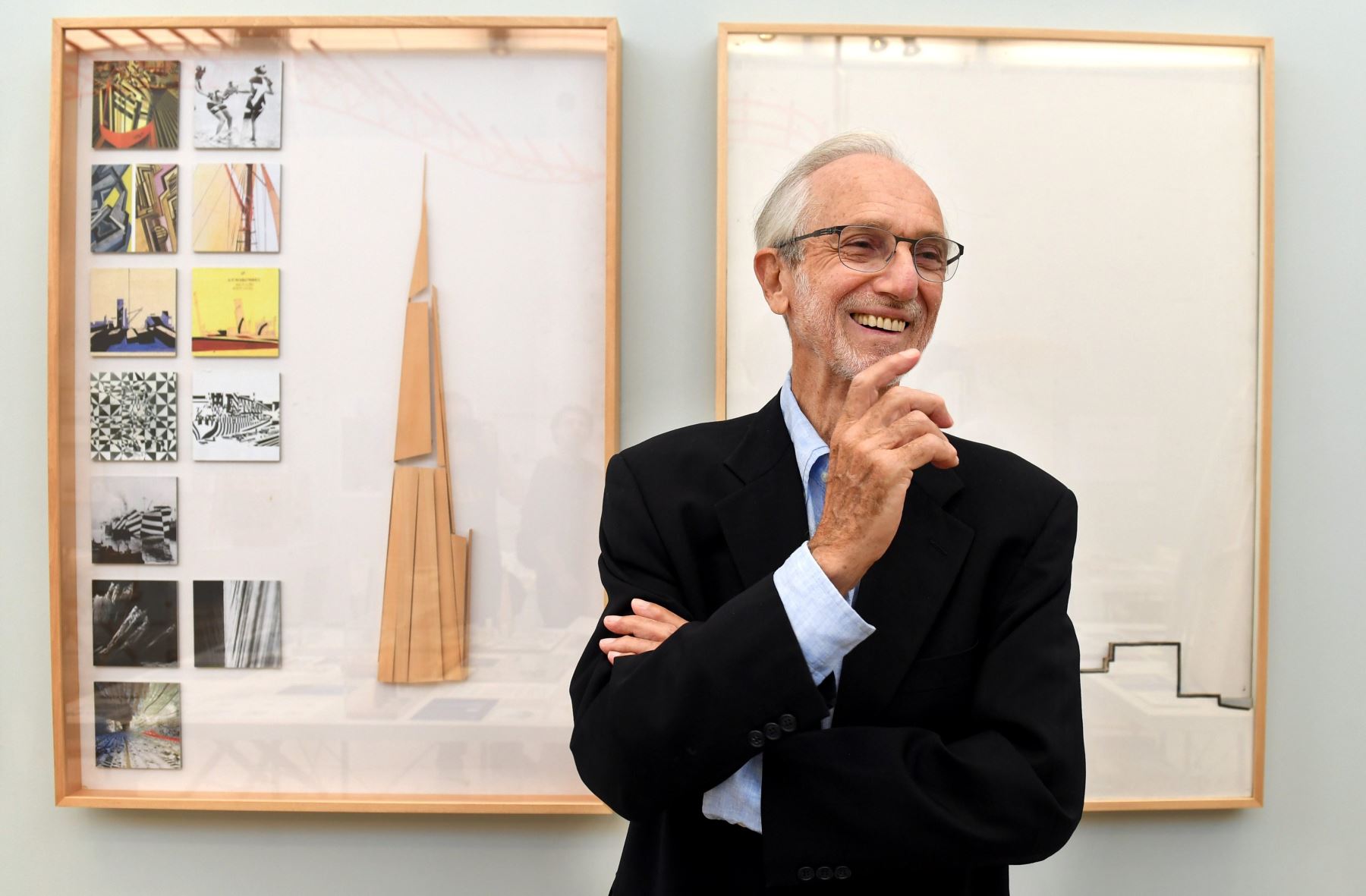 El artista italiano Renzo Piano sonríe durante la presentación de su exposición en Londres Foto: EFE