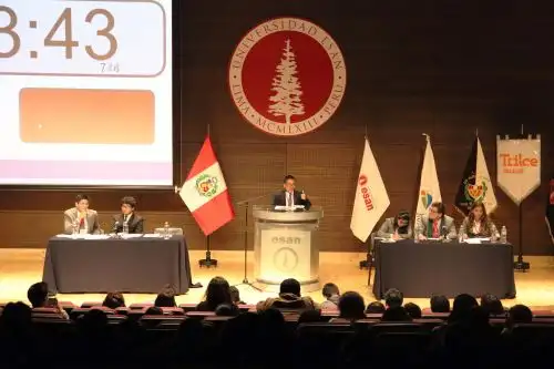 Escolares de secundaria participaron en concurso de debate.