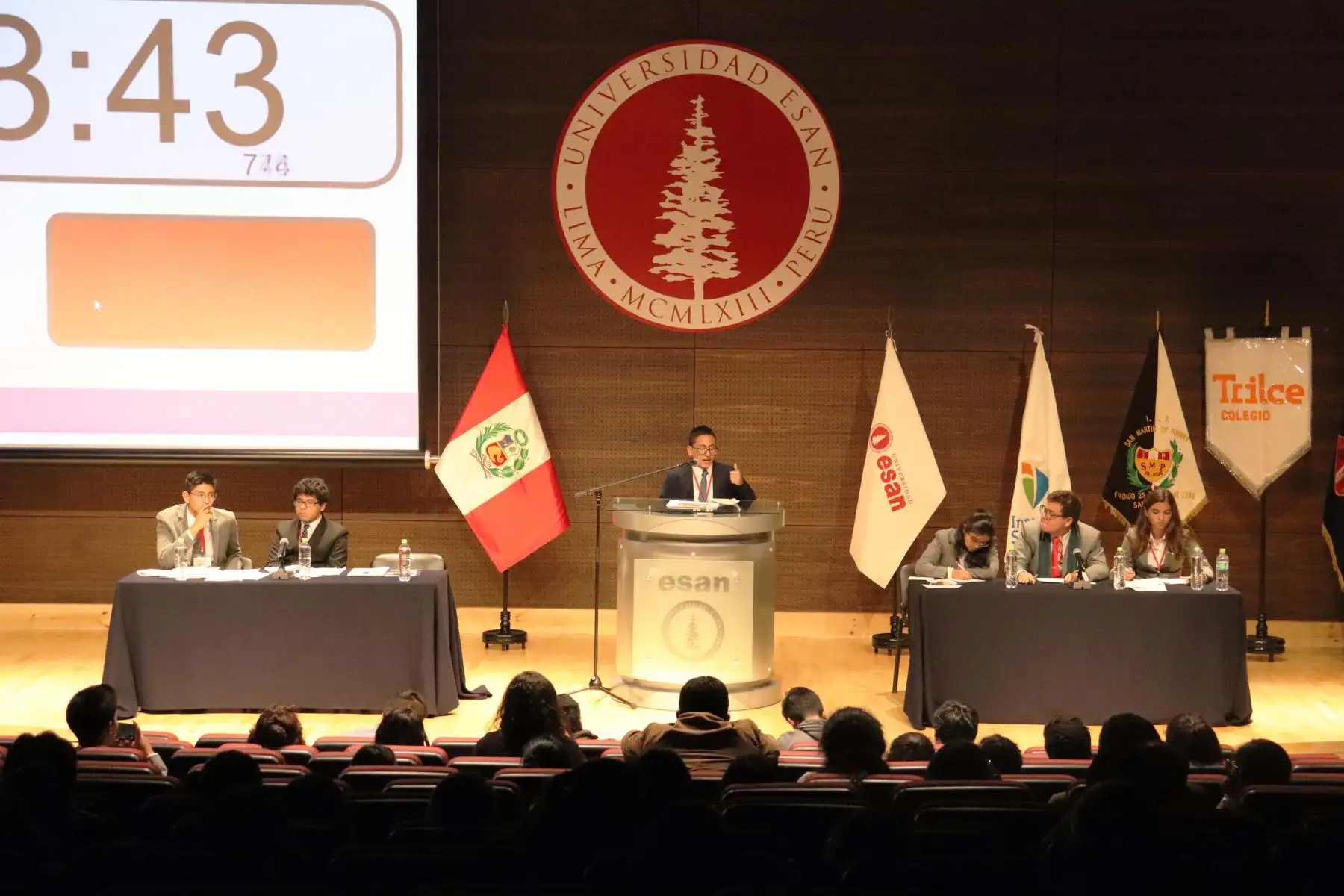 Escolares de secundaria participaron en concurso de debate.