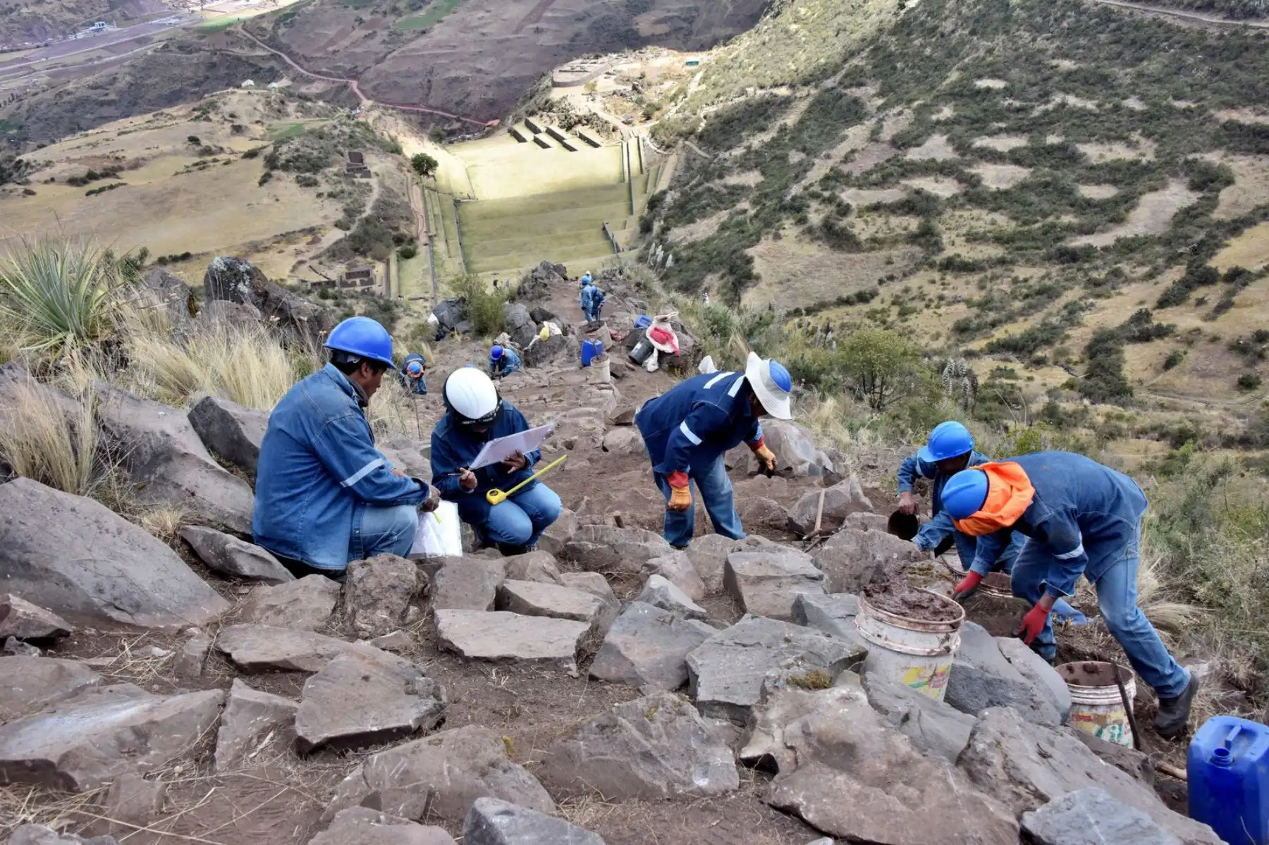 Ponen en valor tramo de dos kilómetros del Camino Inca por donde nuestros antepasados trasladaban productos agrícolas cultivados en los andenes del parque arqueológico de Tipón, región Cusco.