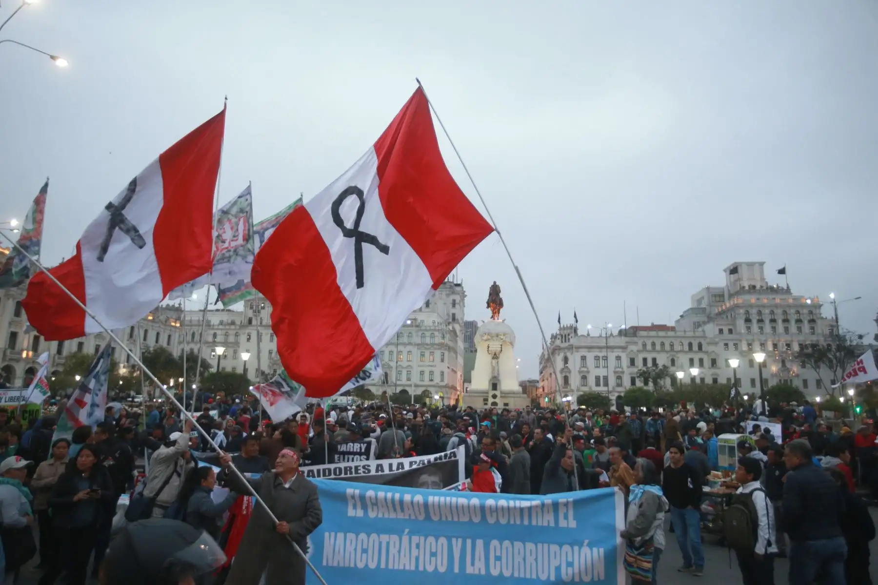 Ciudadanos organizados de diversos colectivos  marcharon, por las calles de Lima; exigiendo salida del fiscal de la Nación. Foto:ANDINA/ Jhony Laurente