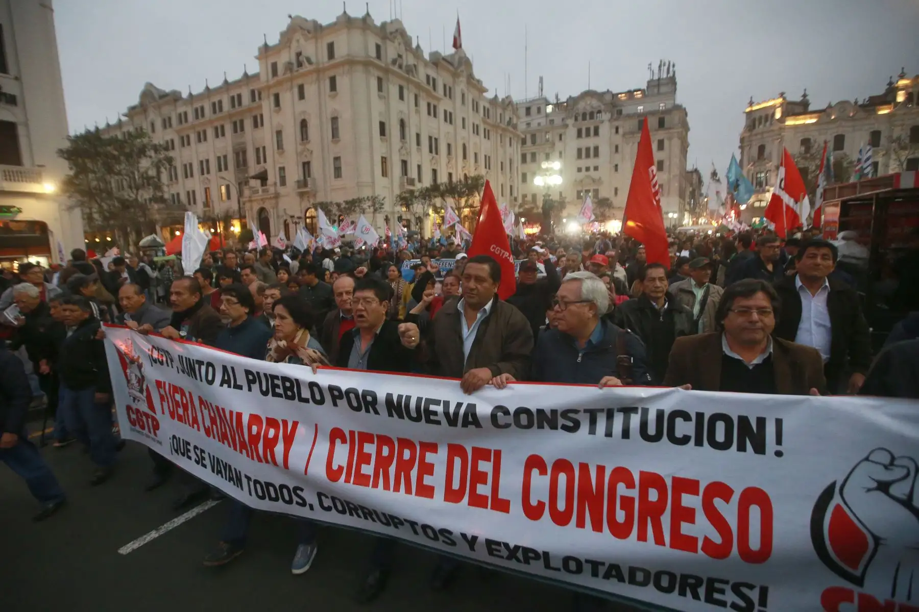 Ciudadanos organizados de diversos colectivos  marcharon, por las calles de Lima; exigiendo salida del fiscal de la Nación. Foto:ANDINA/ Jhony Laurente