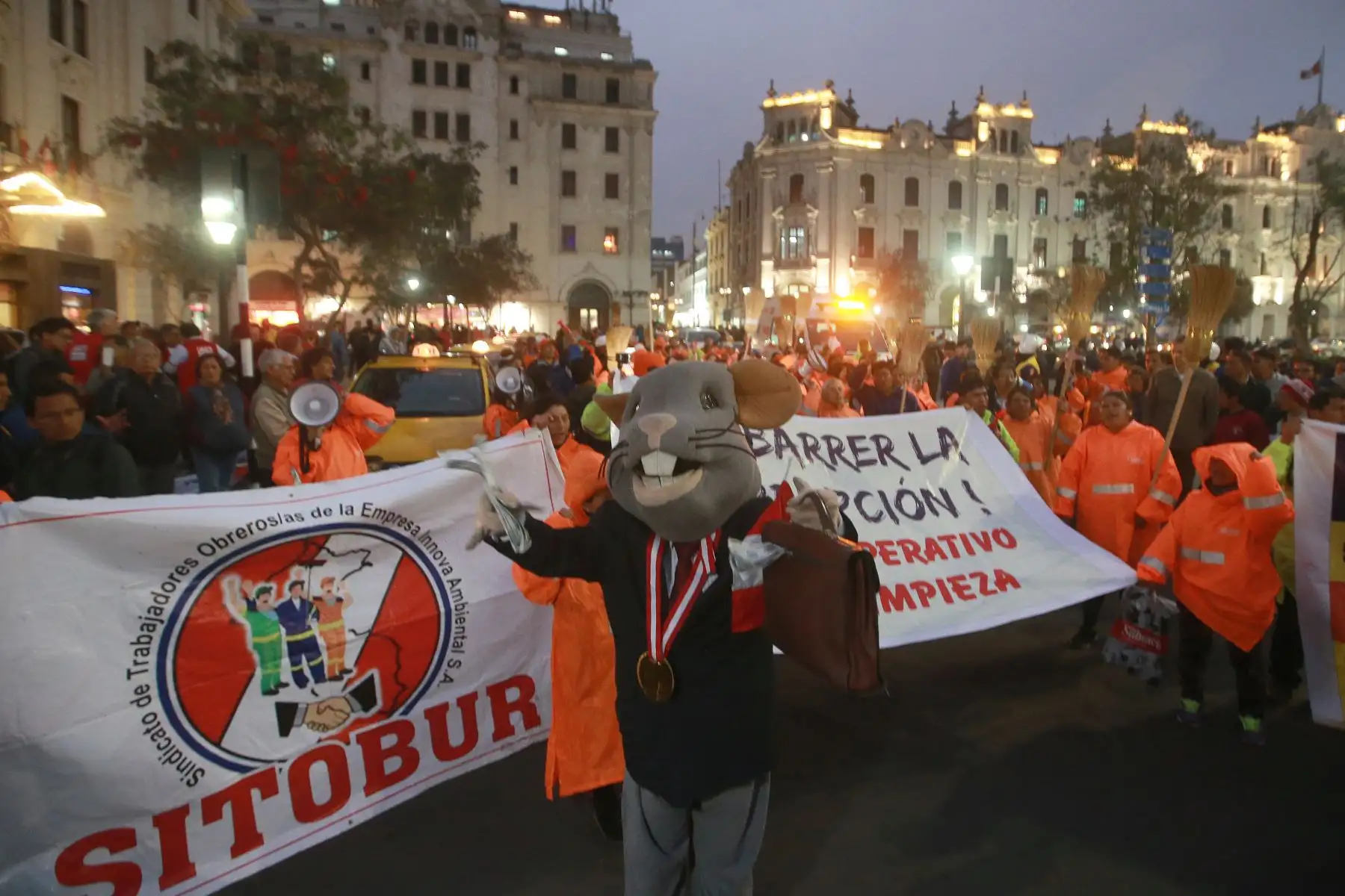 Ciudadanos organizados de diversos colectivos  marcharon, por las calles de Lima; exigiendo salida del fiscal de la Nación. Foto:ANDINA/ Jhony Laurente