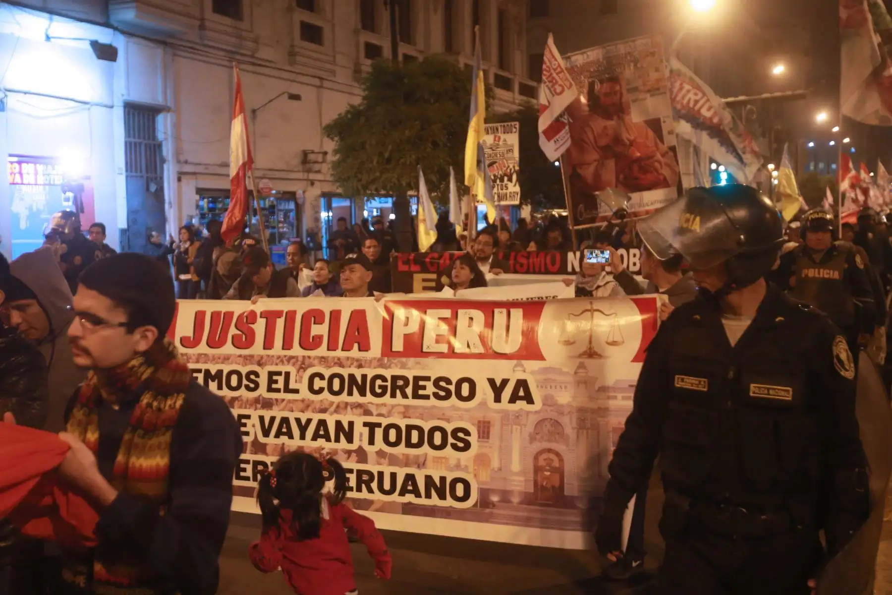 Ciudadanos organizados de diversos colectivos  marcharon, por las calles de Lima; exigiendo salida del fiscal de la Nación. Foto:ANDINA/ Jhony Laurente