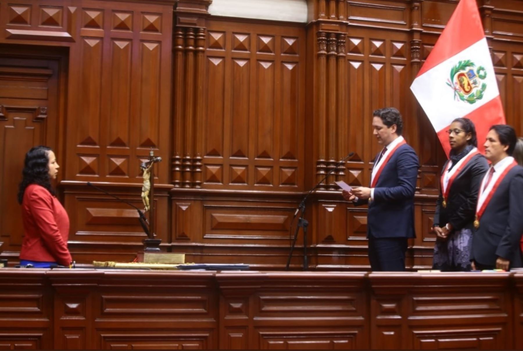 Congresista Rebeca Cruz (APP) jura al cargo ante la Mesa Directiva del Parlamento.
