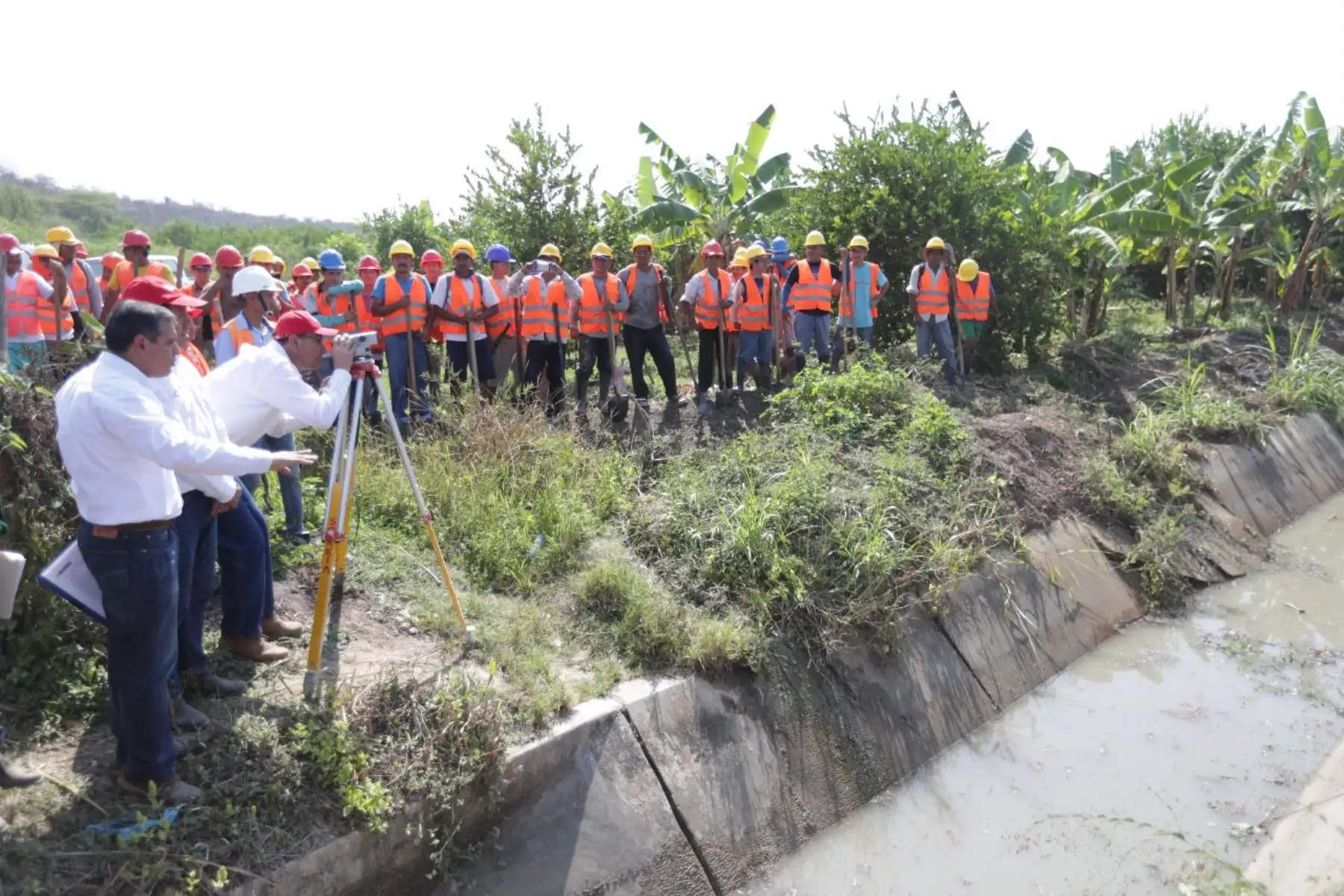 El presidente de la República, Martin Vizcarra, inició sus actividades en Tumbes supervisando los trabajos de limpieza y descolmatación de los canales principales en el subsector hidráulico del distrito de Pampas de Hospital.
 Foto: ANDINA/Prensa Presidencia/Carlos Lezama