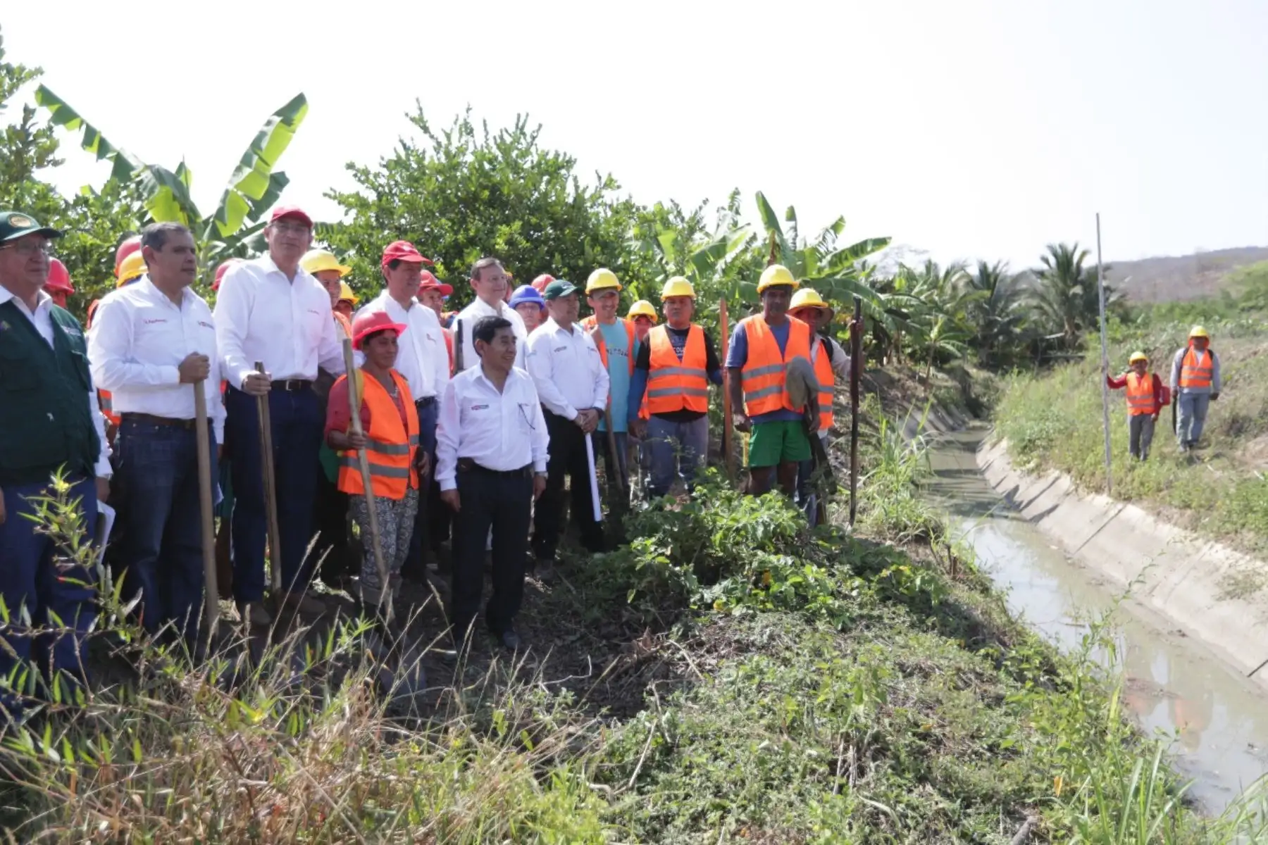 El presidente de la República, Martin Vizcarra, inició sus actividades en Tumbes supervisando los trabajos de limpieza y descolmatación de los canales principales en el subsector hidráulico del distrito de Pampas de Hospital.
 Foto: ANDINA/Prensa Presidencia/Carlos Lezama