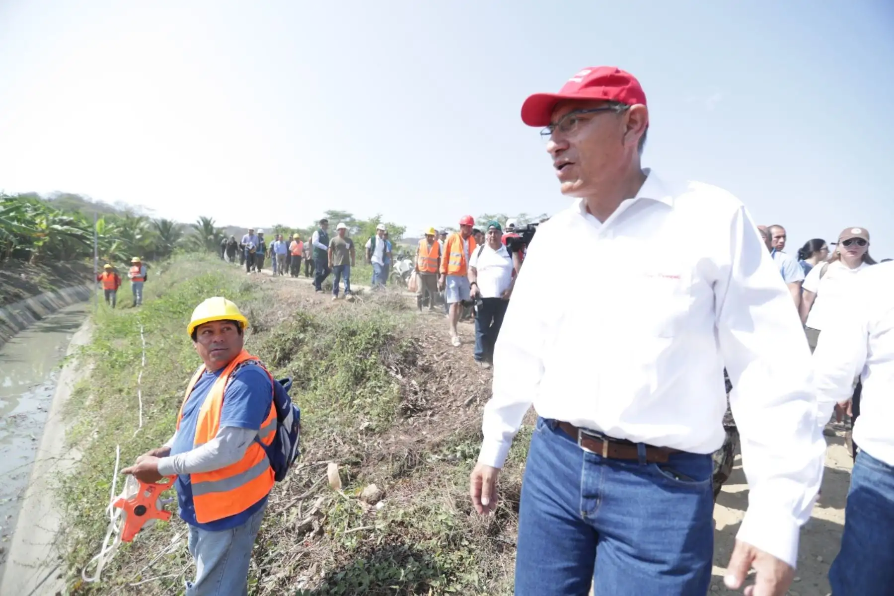 El presidente de la República, Martin Vizcarra, inició sus actividades en Tumbes supervisando los trabajos de limpieza y descolmatación de los canales principales en el subsector hidráulico del distrito de Pampas de Hospital.
 Foto: ANDINA/Prensa Presidencia/Carlos Lezama