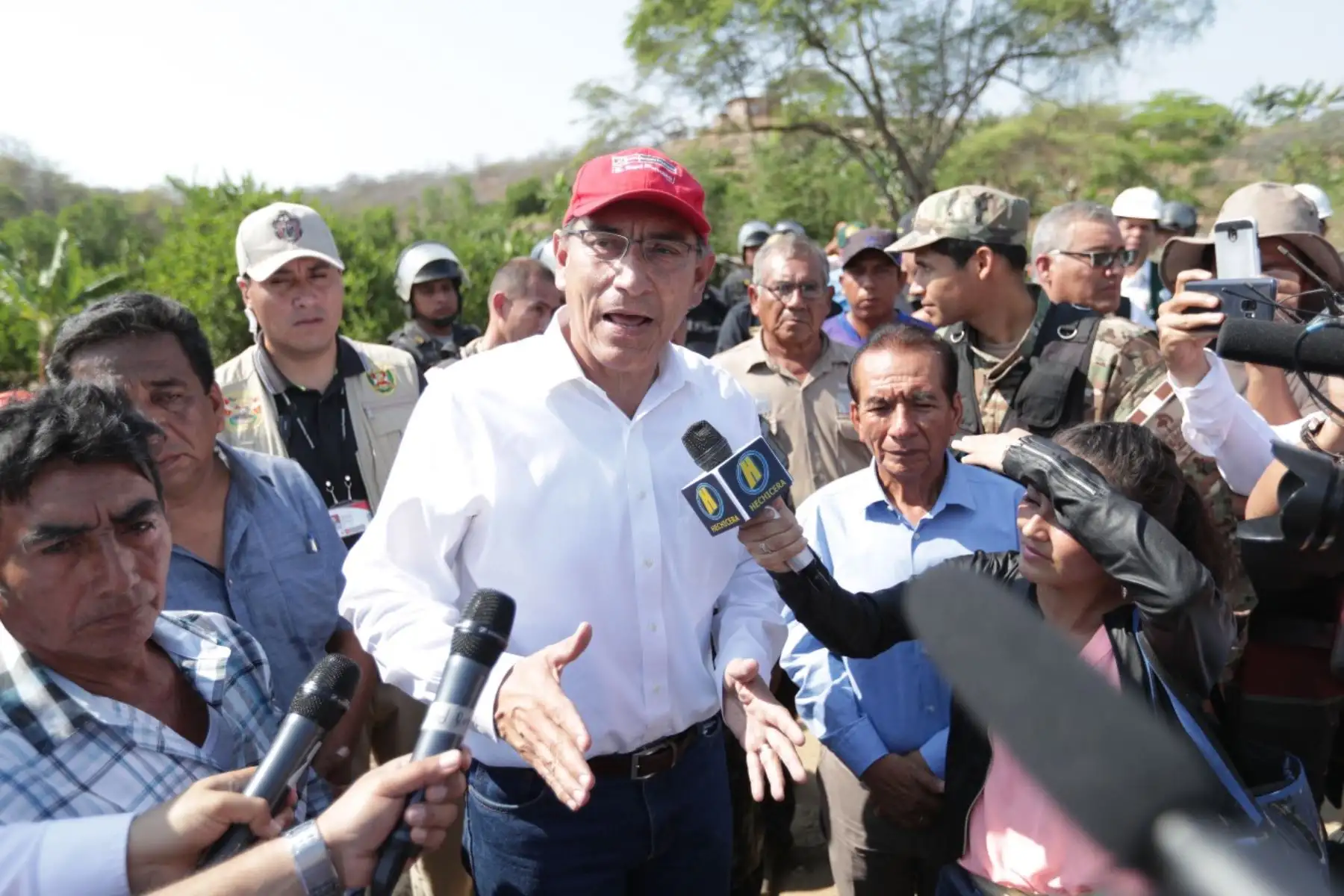 El presidente de la República, Martin Vizcarra, inició sus actividades en Tumbes supervisando los trabajos de limpieza y descolmatación de los canales principales en el subsector hidráulico del distrito de Pampas de Hospital.
 Foto: ANDINA/Prensa Presidencia/Carlos Lezama