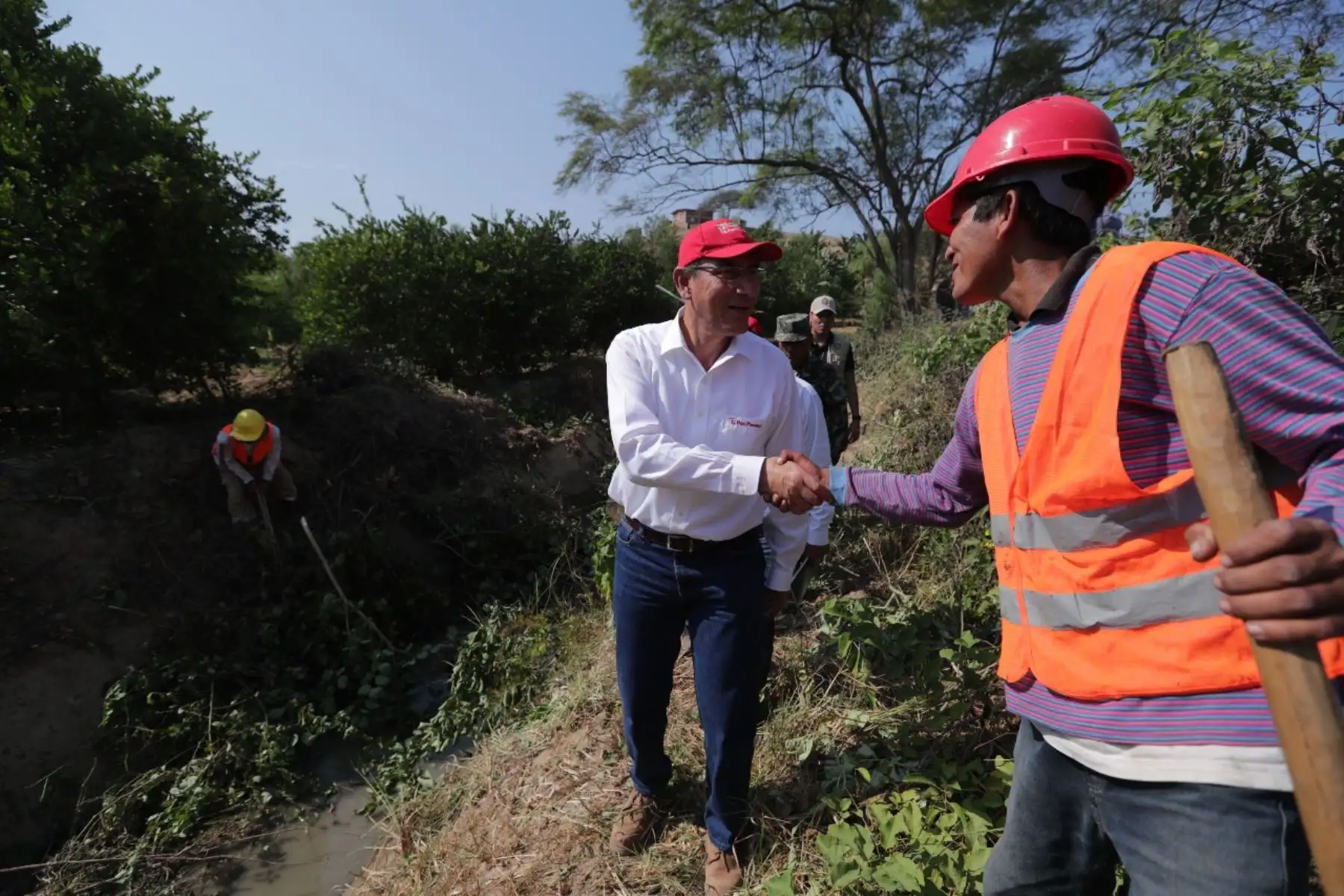 El presidente de la República, Martin Vizcarra, inició sus actividades en Tumbes supervisando los trabajos de limpieza y descolmatación de los canales principales en el subsector hidráulico del distrito de Pampas de Hospital.
 Foto: ANDINA/Prensa Presidencia/Carlos Lezama