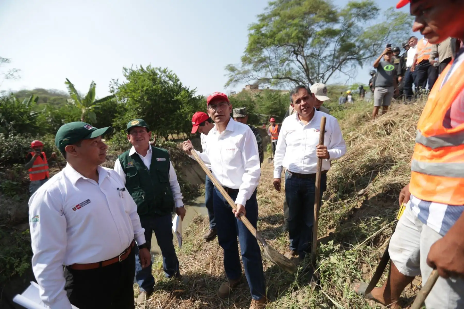 El presidente de la República, Martin Vizcarra, inició sus actividades en Tumbes supervisando los trabajos de limpieza y descolmatación de los canales principales en el subsector hidráulico del distrito de Pampas de Hospital.
 Foto: ANDINA/Prensa Presidencia/Carlos Lezama