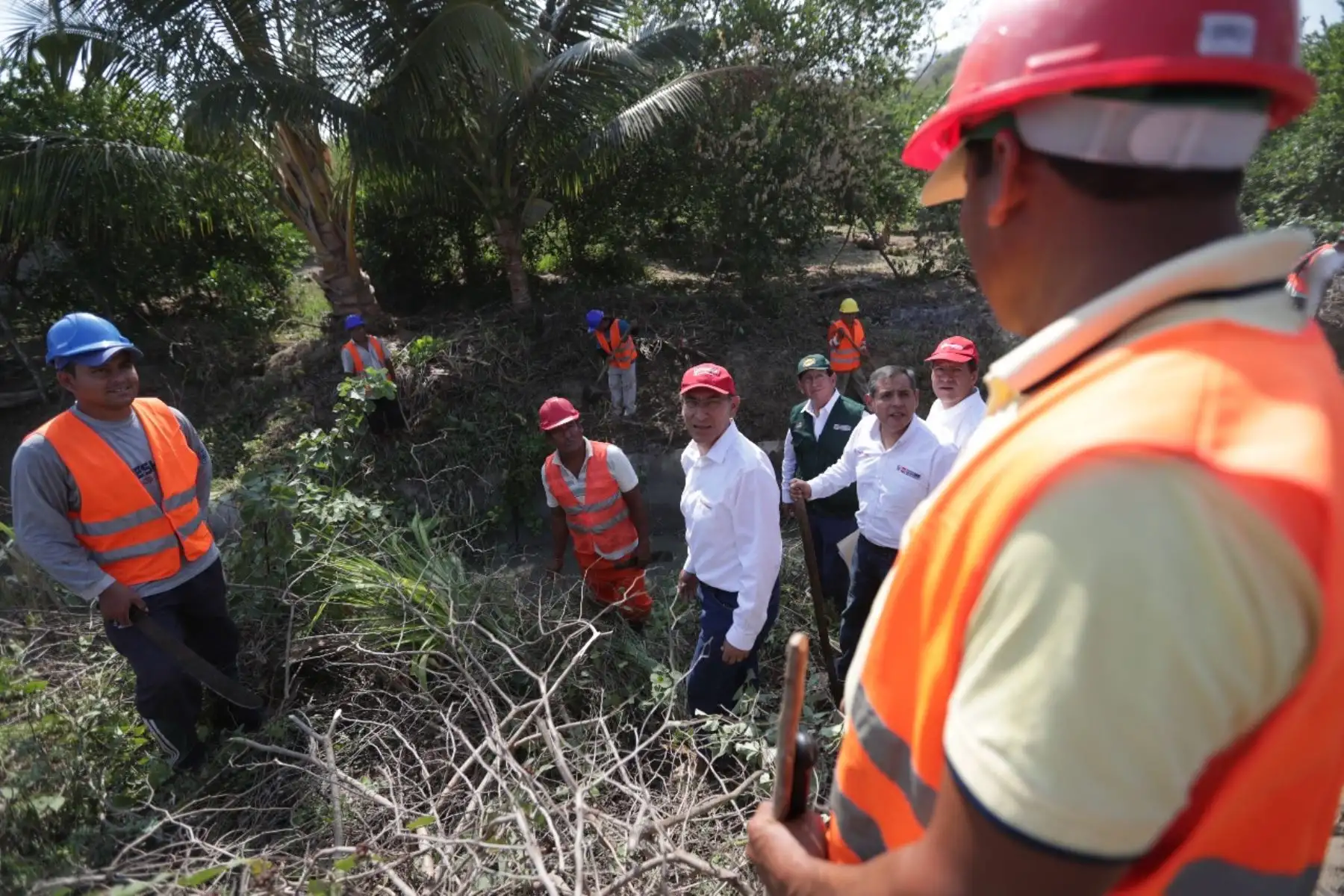 El presidente de la República, Martin Vizcarra, inició sus actividades en Tumbes supervisando los trabajos de limpieza y descolmatación de los canales principales en el subsector hidráulico del distrito de Pampas de Hospital.
 Foto: ANDINA/Prensa Presidencia/Carlos Lezama