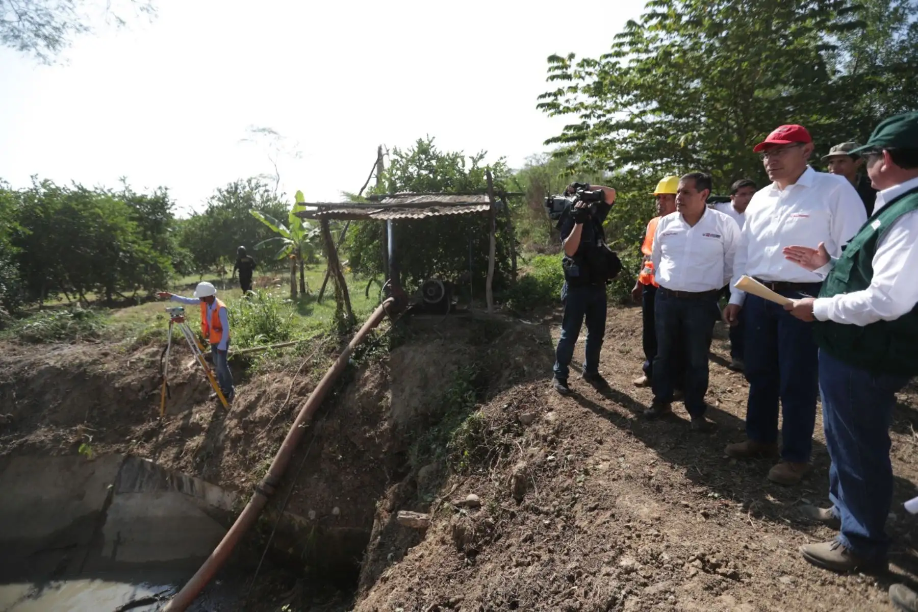 El presidente de la República, Martin Vizcarra, inició sus actividades en Tumbes supervisando los trabajos de limpieza y descolmatación de los canales principales en el subsector hidráulico del distrito de Pampas de Hospital.
 Foto: ANDINA/Prensa Presidencia/Carlos Lezama