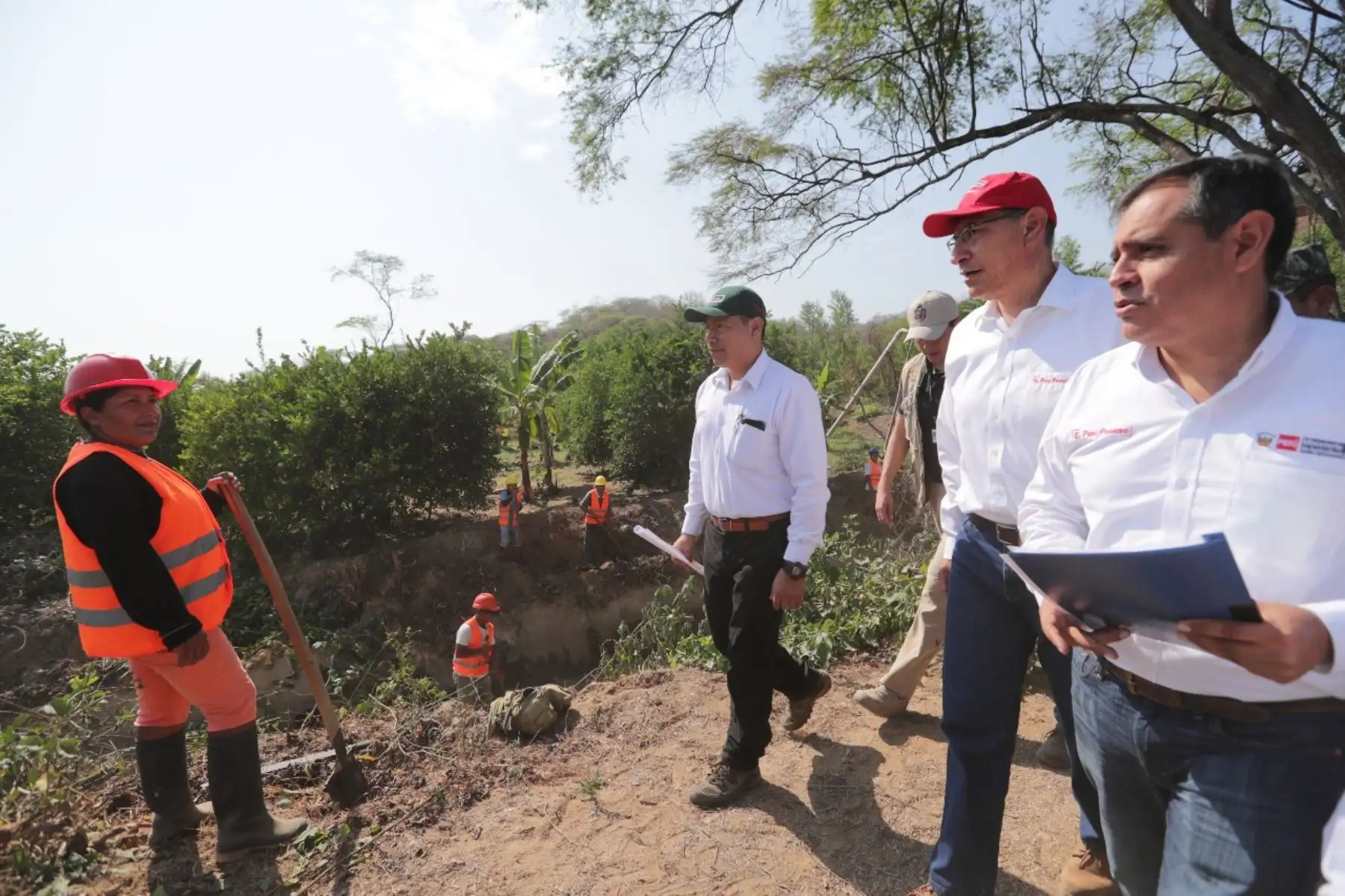 El presidente de la República, Martin Vizcarra, inició sus actividades en Tumbes supervisando los trabajos de limpieza y descolmatación de los canales principales en el subsector hidráulico del distrito de Pampas de Hospital.
 Foto: ANDINA/Prensa Presidencia/Carlos Lezama
