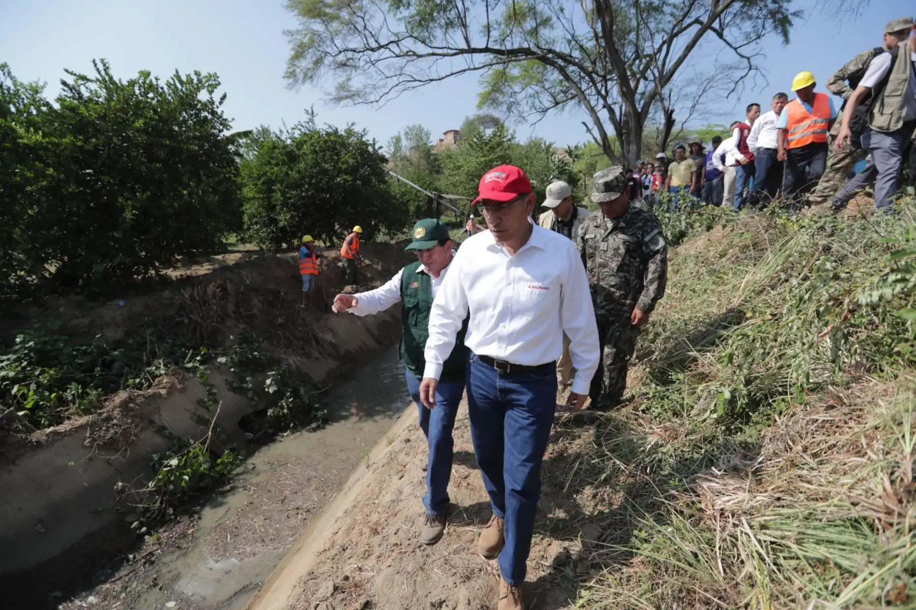 El presidente de la República, Martin Vizcarra, inició sus actividades en Tumbes supervisando los trabajos de limpieza y descolmatación de los canales principales en el subsector hidráulico del distrito de Pampas de Hospital.
 Foto: ANDINA/Prensa Presidencia/Carlos Lezama