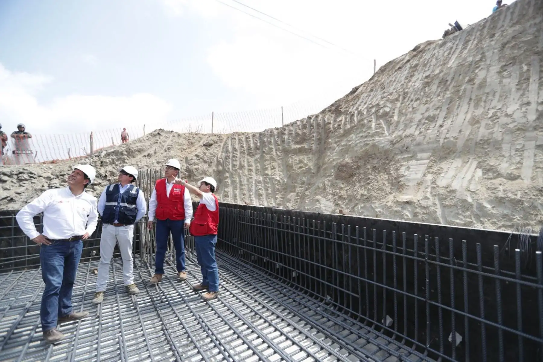 Jefe de Estado, Martin Vizcarra, inspecciona las obras de construcción del Puente Lagarto (Tumbes)Foto: ANDINA/Prensa Presidencia/Carlos Lezama