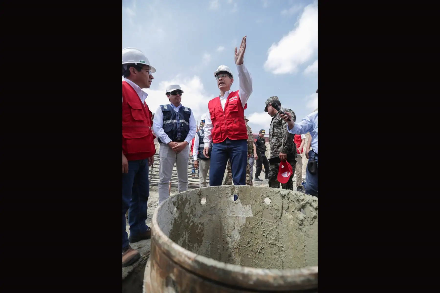 Jefe de Estado, Martin Vizcarra, inspecciona las obras de construcción del Puente Lagarto (Tumbes)Foto: ANDINA/Prensa Presidencia/Carlos Lezama
