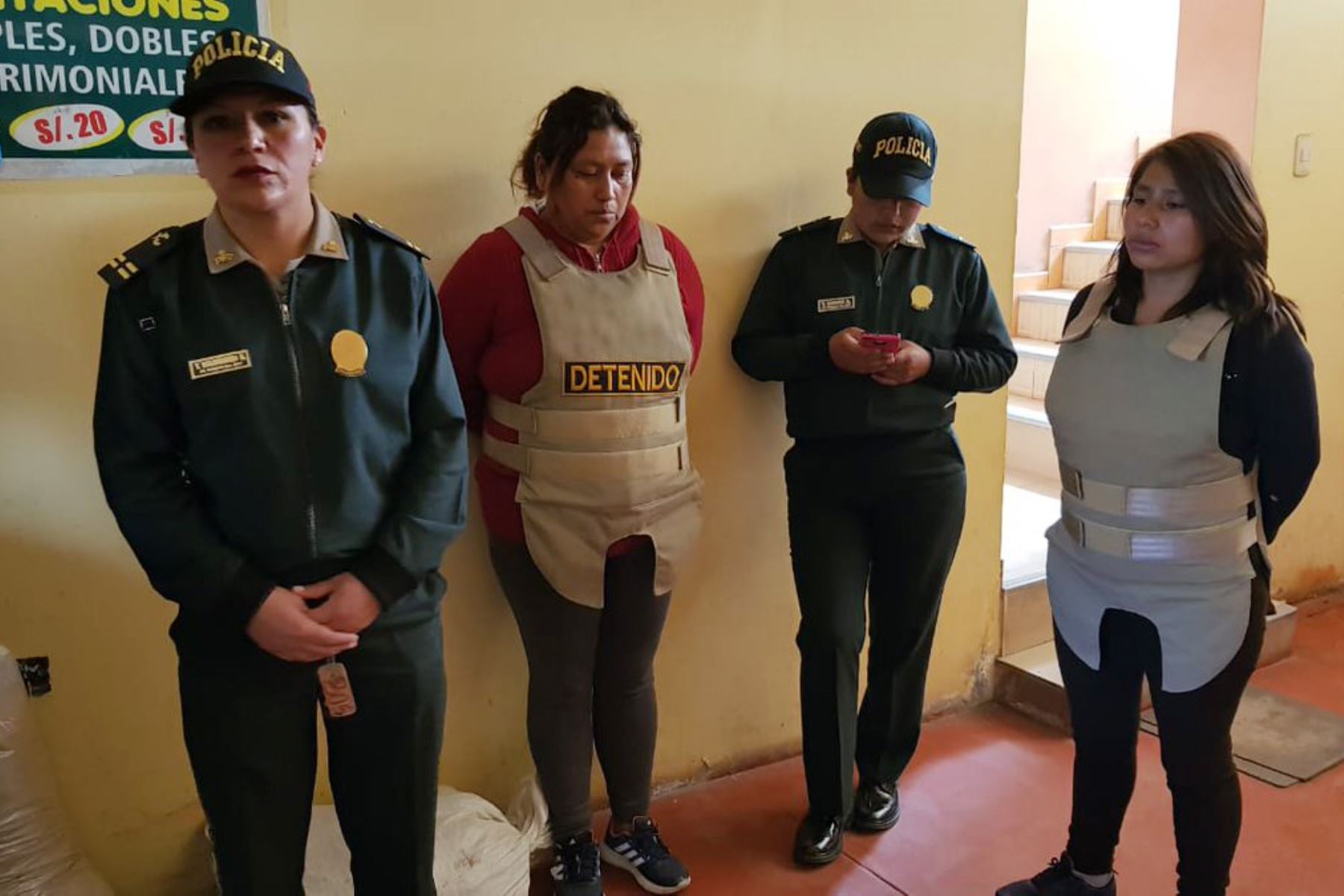 La nuera de Danyk Marianela Farfán Retto (38), acusada de violar sexualmente a sus hijas de 10 y 140 años en la ciudad ancashina de Huarmey, es quien le proveía permanentemente los alimentos en el hotel “24 horas” del distrito de Santiago, en el Cusco, donde esta mañana fue capturada.ANDINA/Difusión