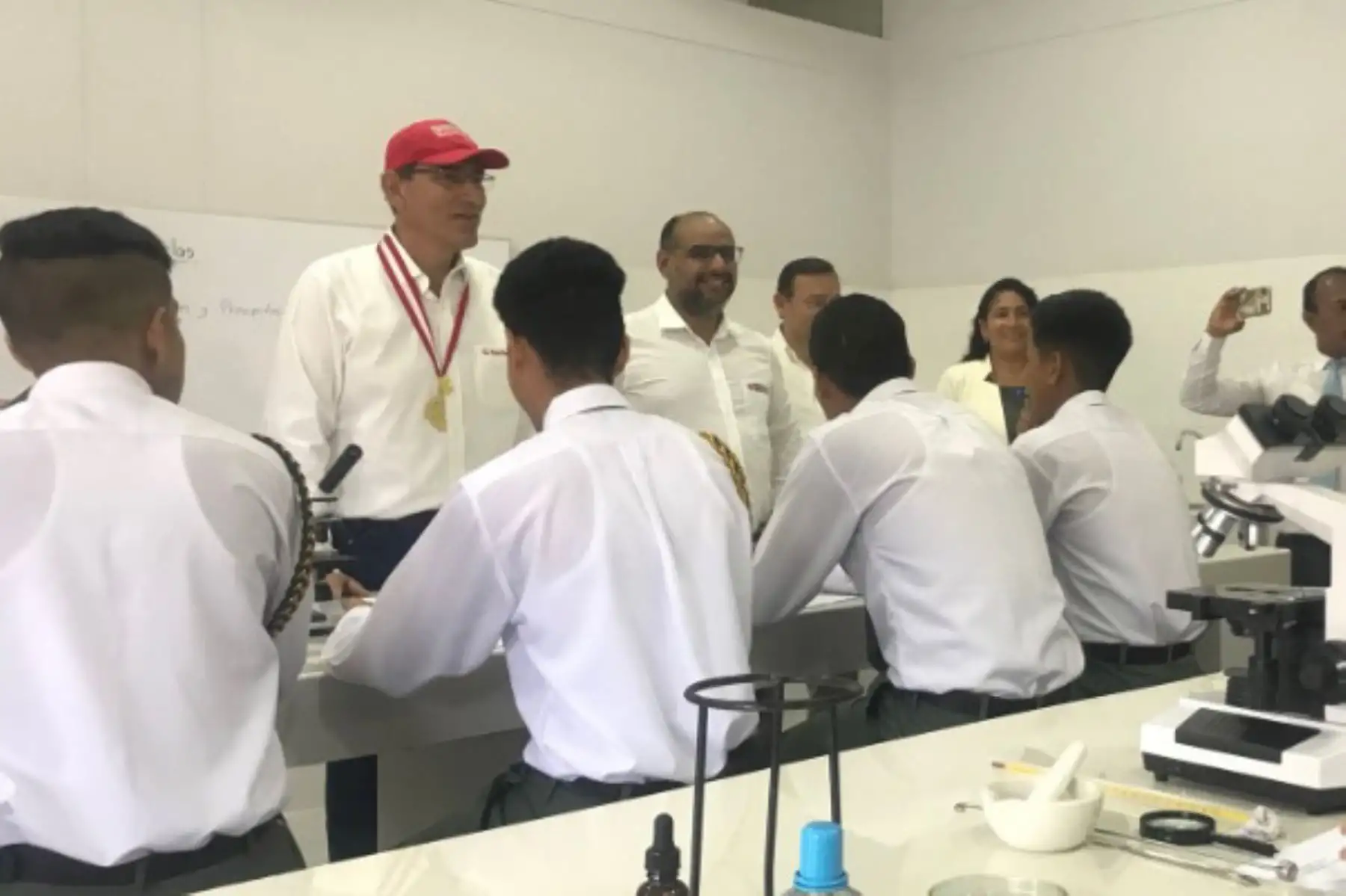 La nueva infraestructura de la Institución Educativa N° 001 “José Lishner Tudela” de Tumbes beneficia a 585 alumnos de primaria y 656 de secundaria, destacó hoy el ministro de Educación, Daniel Alfaro, quien acompañó al Presidente Martín Vizcarra en la inauguración de esta importante obra, en el marco del Muni Ejecutivo.