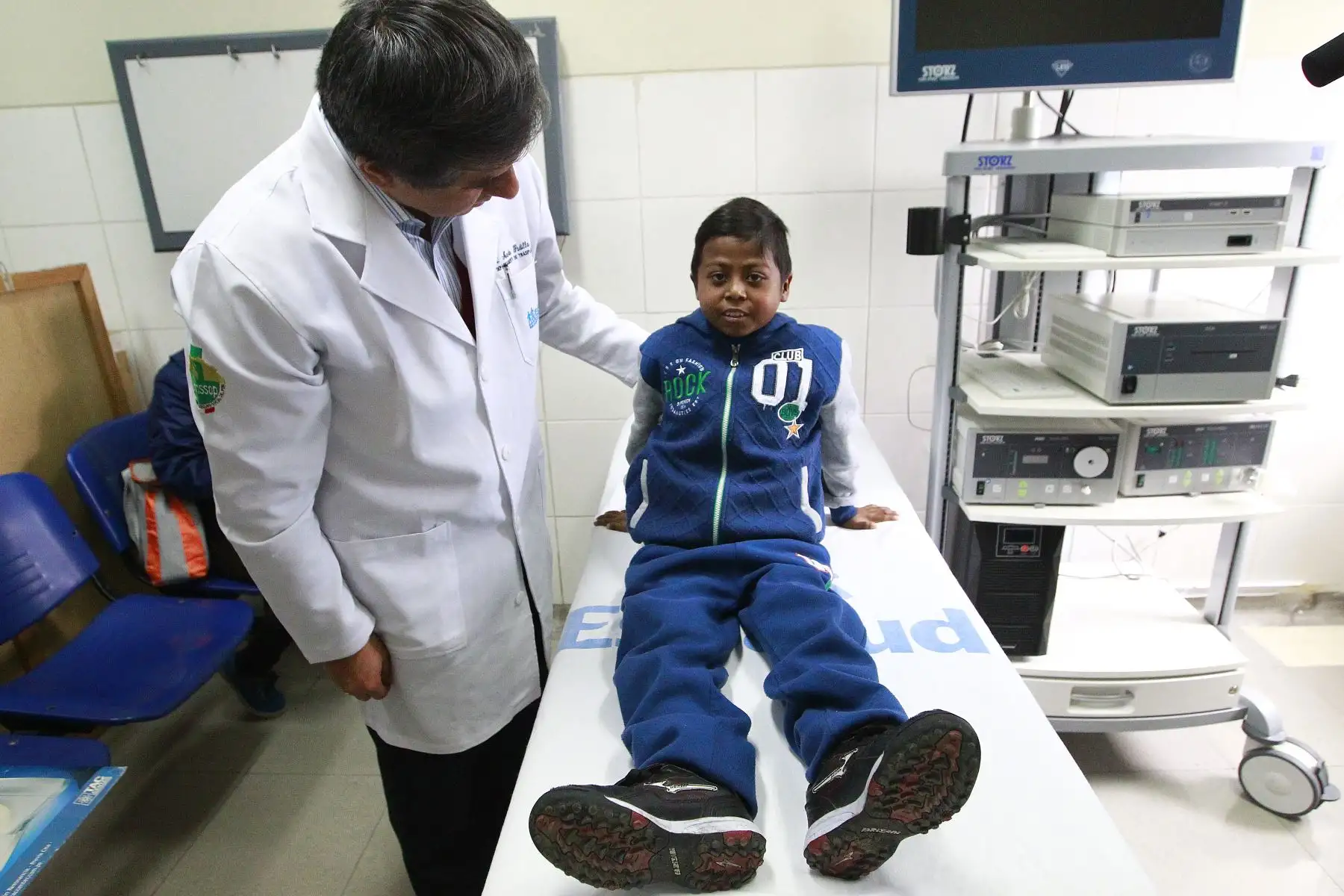 Médico Martín Padilla realiza un control a Giovani Mendoza, niño que salvó de morir gracias a un hígado trasplantado. Foto. ANDINA/Eddy Ramos
