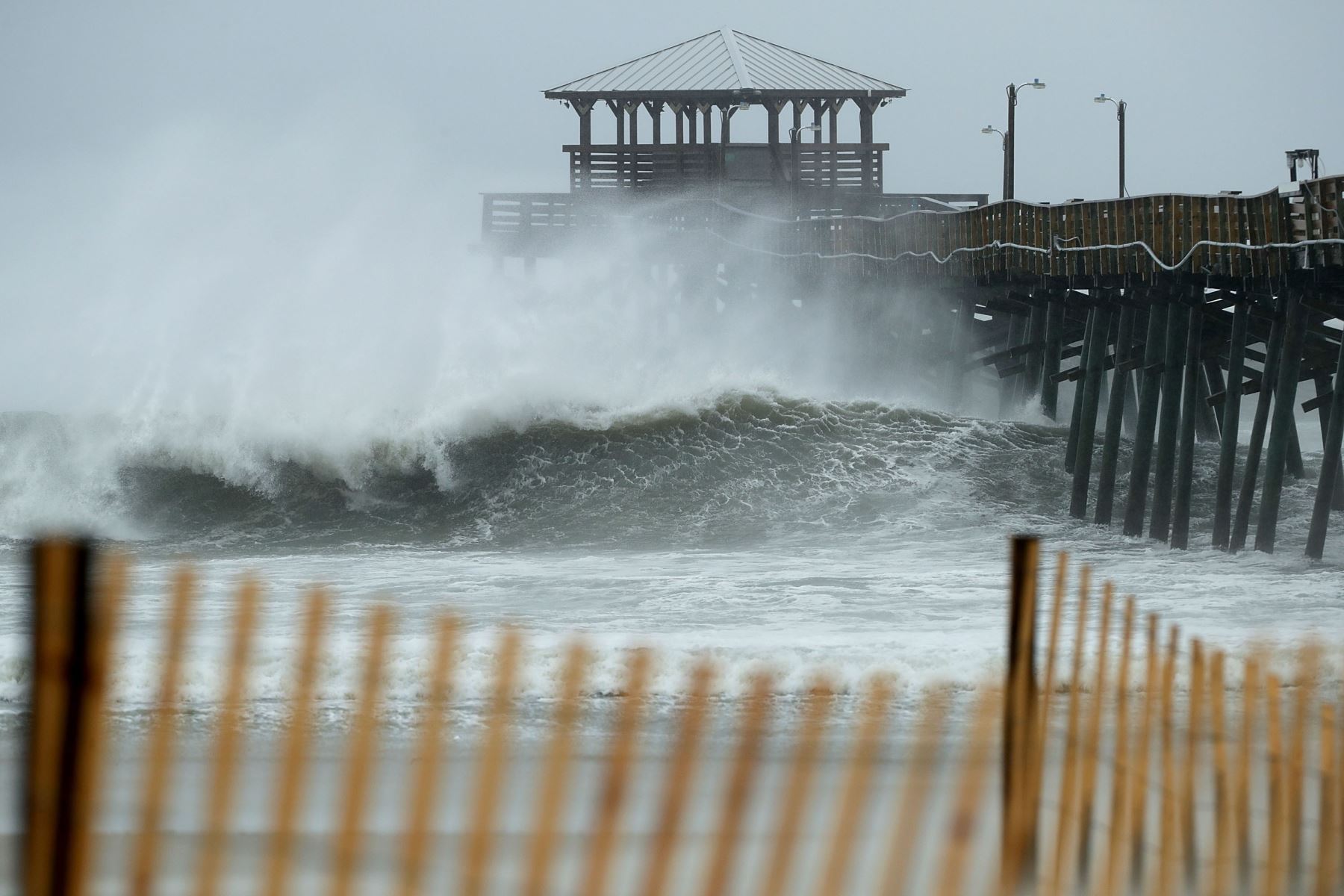 Las olas se estrellan en Atlantic Beach Foto: AFP