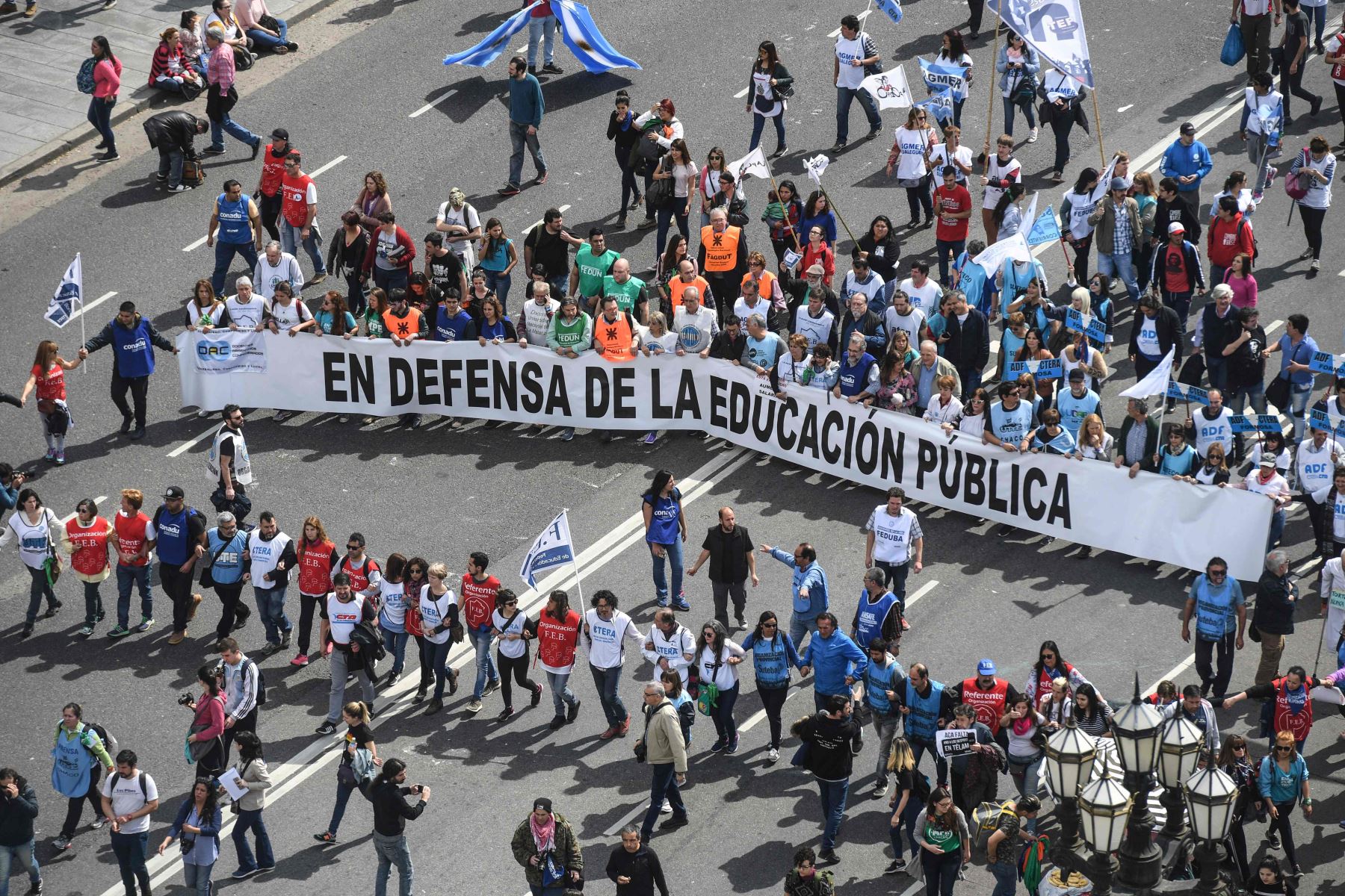 Maestros argentinos sostienen una pancarta que dice "En Defensa de la Educación Pública" Foto. AFP