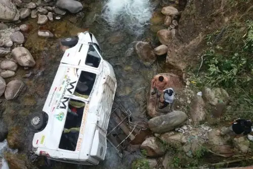 Despiste y vuelco de una van en la vía Cusco-Quillabamba dejó, al menos, 16 turistas heridos.