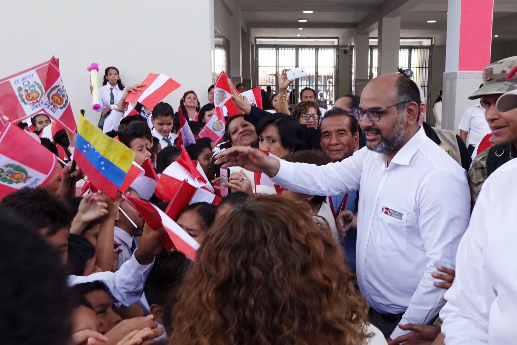 Ministro Daniel Alfaro participó en la inauguración de la nueva infraestructura del colegio N.º 001 José Lishner Tudela, que atiende a 1,300 estudiantes de primaria y secundaria, entre ellos, 30 niños venezolanos.