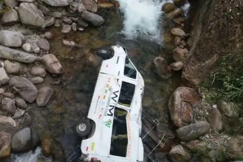 Van con 17 turistas a bordo se precipitó a un río en la carretera Cusco-Quillabamba, vía alterna que conduce al parque arqueológico de Machu Picchu.