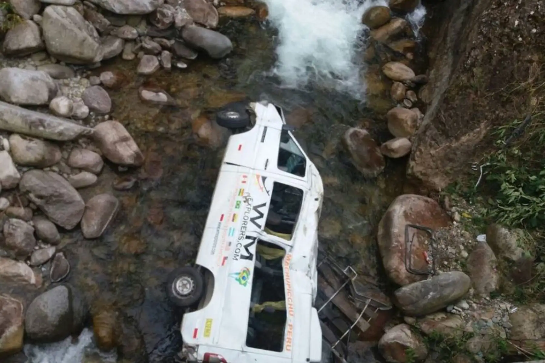 Van con 17 turistas a bordo se precipitó a un río en la carretera Cusco-Quillabamba, vía alterna que conduce al parque arqueológico de Machu Picchu.