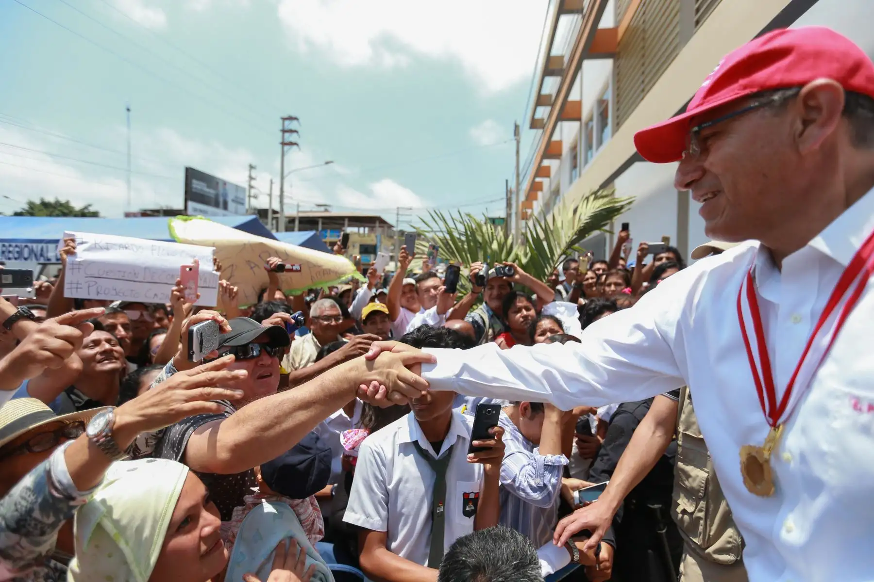 Presidente de la República,Martín Vizcarra, verifica avance de obras de mejoramiento de la Institución Educativa “José Lischner Tudela” de Tumbes.Foto: ANDINA/Prensa Presidencia/Carlos Lezama