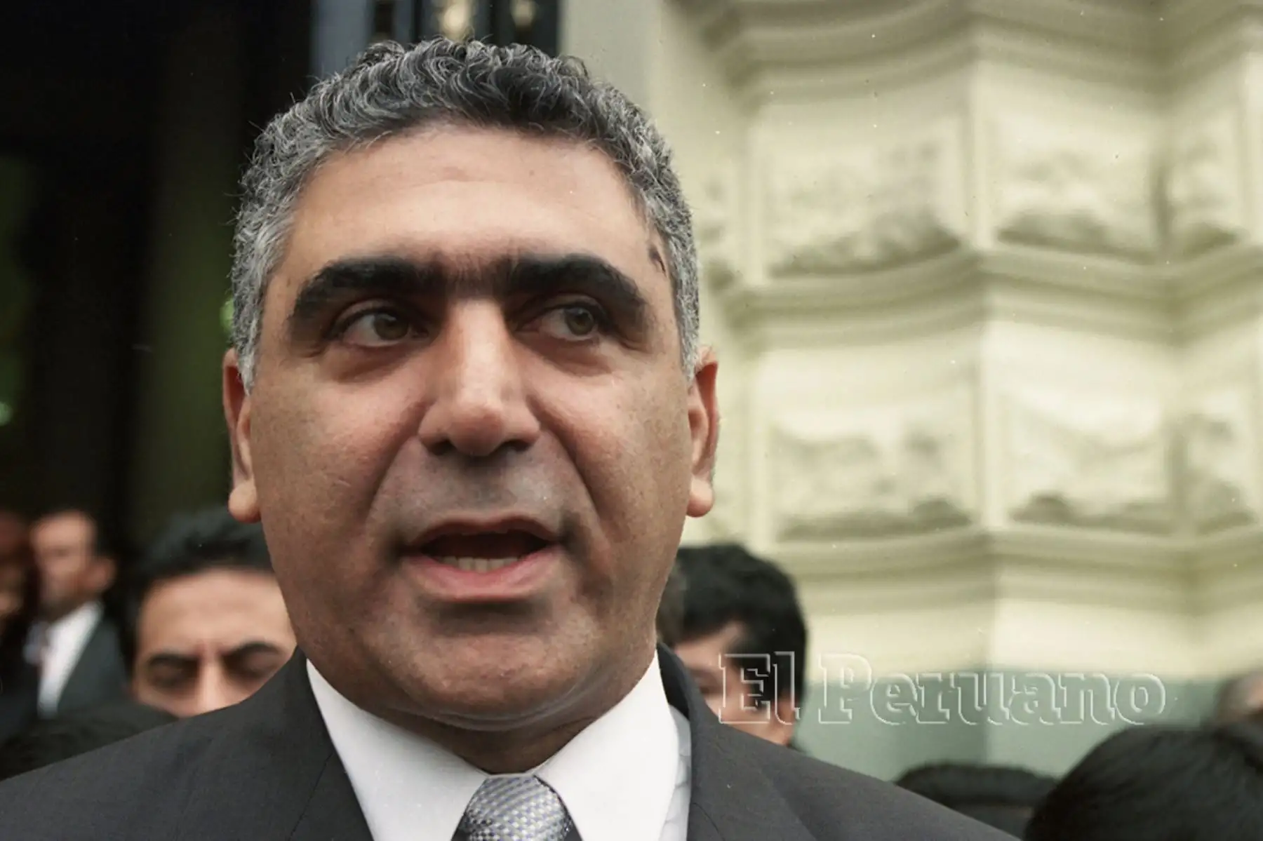 Lima - 24 de julio de 2000 / Alberto Kouri declara a la prensa luego de juramentar como congresista. Kouri que fue elegido por Perú Posible renunció a su partido para unirse a la bancada fujimorista Peru 2000. Foto: Diario Oficial EL PERUANO