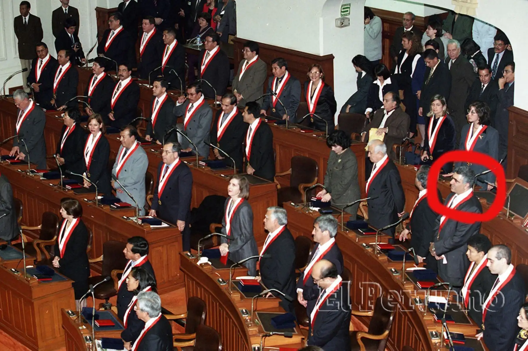 Lima - 24 julio 2000 / Juramentación de los congresistas para el periodo legislativo 2000-2005. Alberto Kouri (en la tercera fila de la izquierda) que fue elegido por Perú Posible renunció a su partido para unirse a la bancada fujimorista Peru 2000. Foto: Diario Oficial EL PERUANO