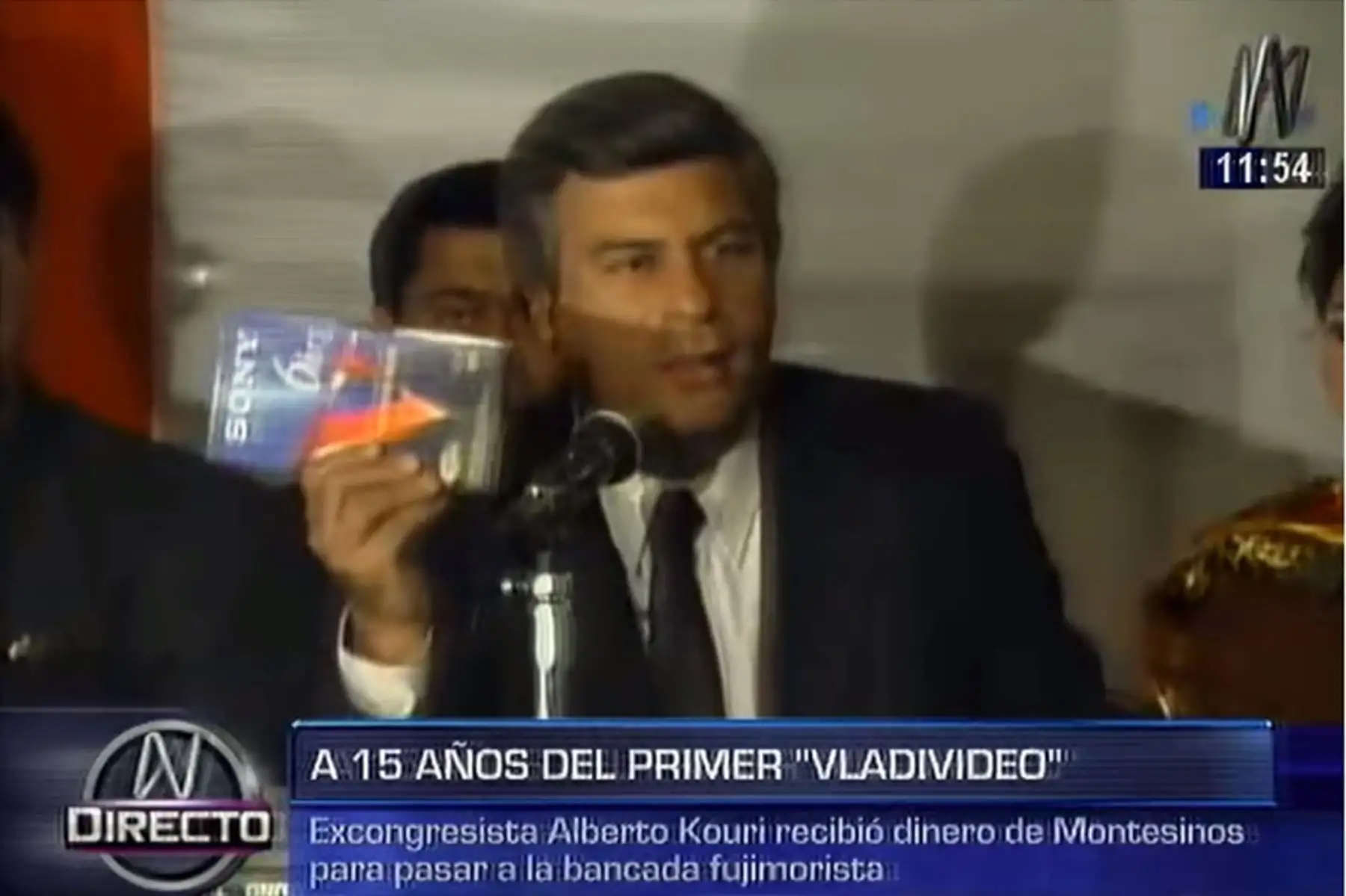 Lima - 14 setiembre 2000 / En conferencia de prensa el líder del Frente Independiente Moralizador, Fernando Olivera, presenta a la prensa el video Kouri-Montesinos.