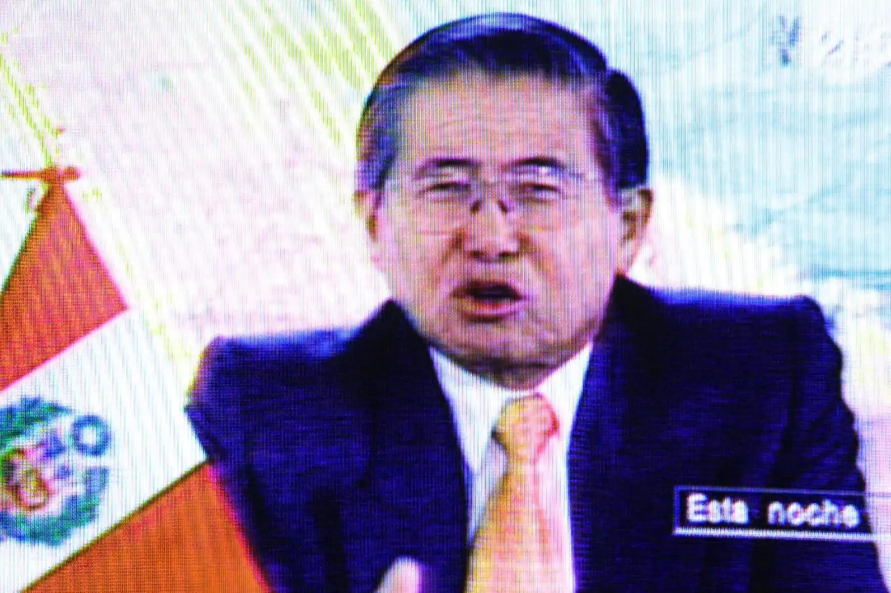 Esta foto tomada desde la televisión peruana muestra al presidente peruano Alberto Fujimori dirigiéndose a la nación el 16 de septiembre de 2000. Fujimori convocó a elecciones generales. El anuncio fue hecho en medio de un escándalo de corrupción que involucró al jefe del Servicio de Inteligencia Nacional, Vladimiro Montesinos Torres. Foto: AFP