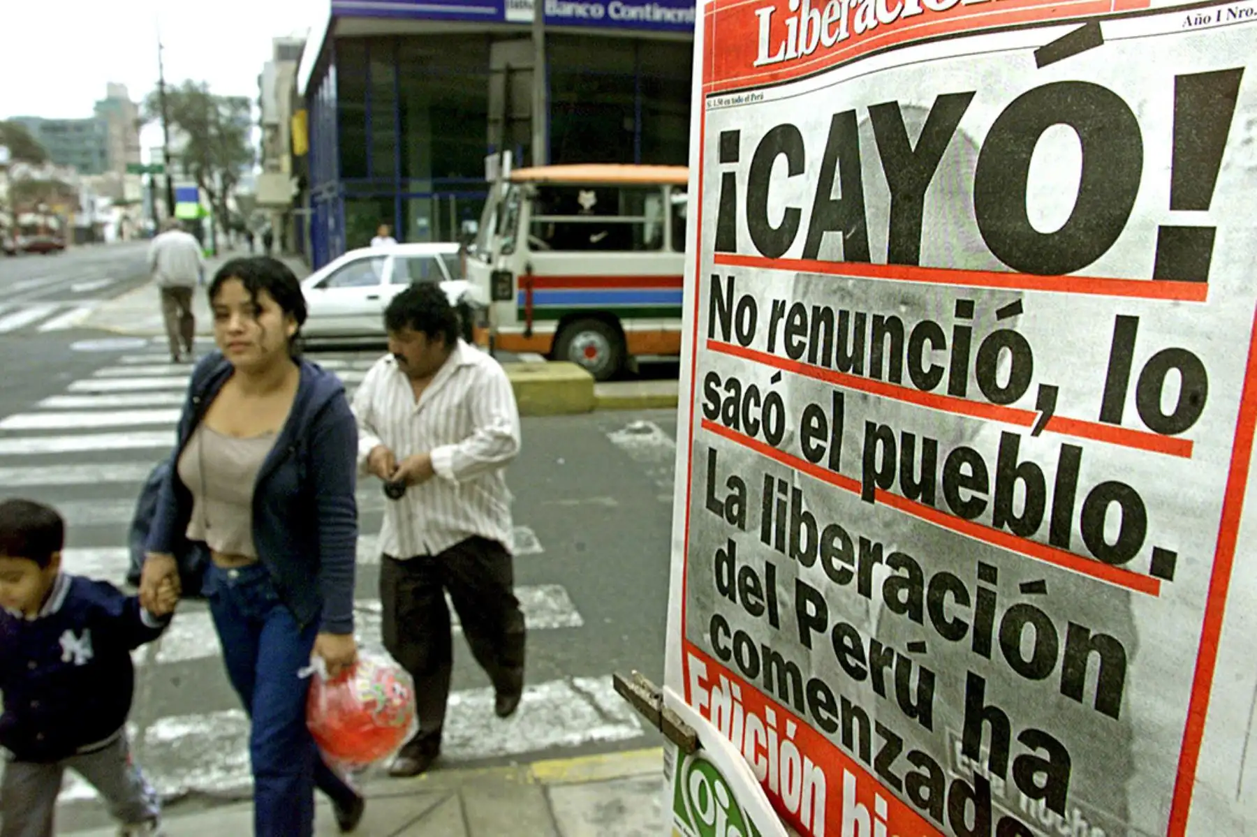 Portada del diario Liberación después de que el presidente  Alberto Fujimori convocara a nuevas elecciones el 17 de septiembre de 2000 en Lima. Fujimori anunció un día antes que se realizarán nuevas elecciones a raíz de una cinta de video que muestra a Vladimiro Montesino, jefe del Servicio de Inteligencia Nacional, sobornando a un ex miembro de la oposición. Foto: AFP