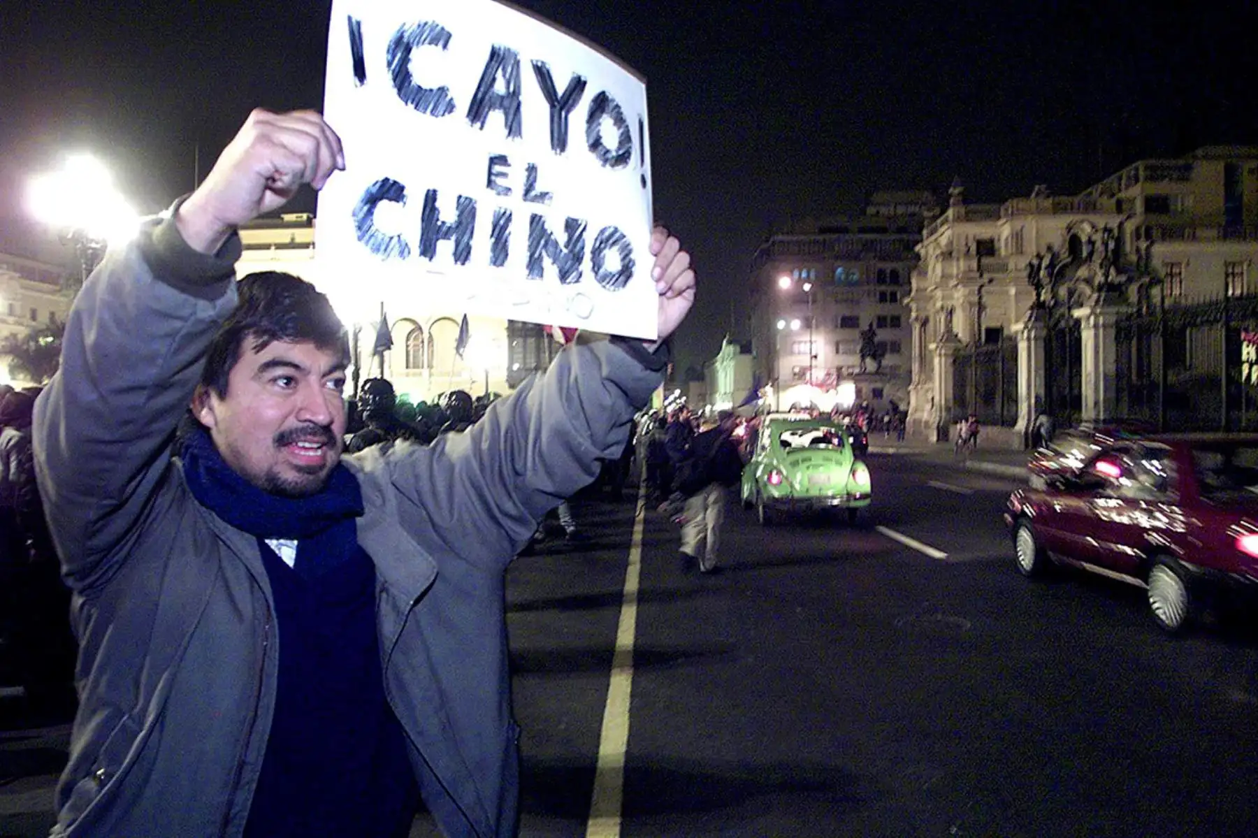 Un simpatizante de la oposición agita un letrero que dice "el chino cayó" frente al Palacio de Gobierno en Lima, el 16 de septiembre de 2000.  El presidente peruano Alberto Fujimori convocó a elecciones generales y y el anuncio fue hecho en medio de un escándalo de corrupción que involucró al jefe del Servicio de Inteligencia Nacional. Foto: AFP