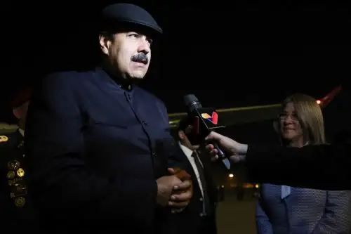 Nicolás Maduro declara a la prensa tras llegar a China. Foto: EFE.