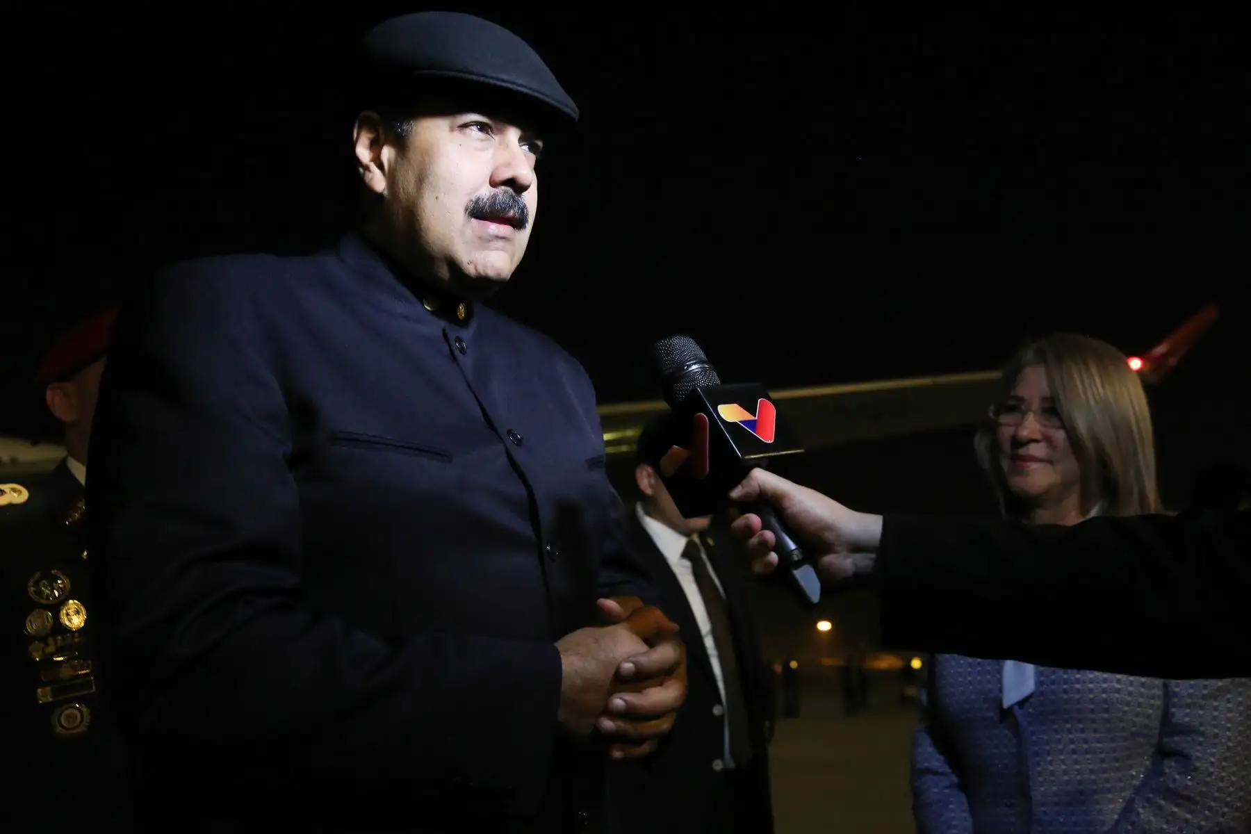Nicolás Maduro declara a la prensa tras llegar a China. Foto: EFE.