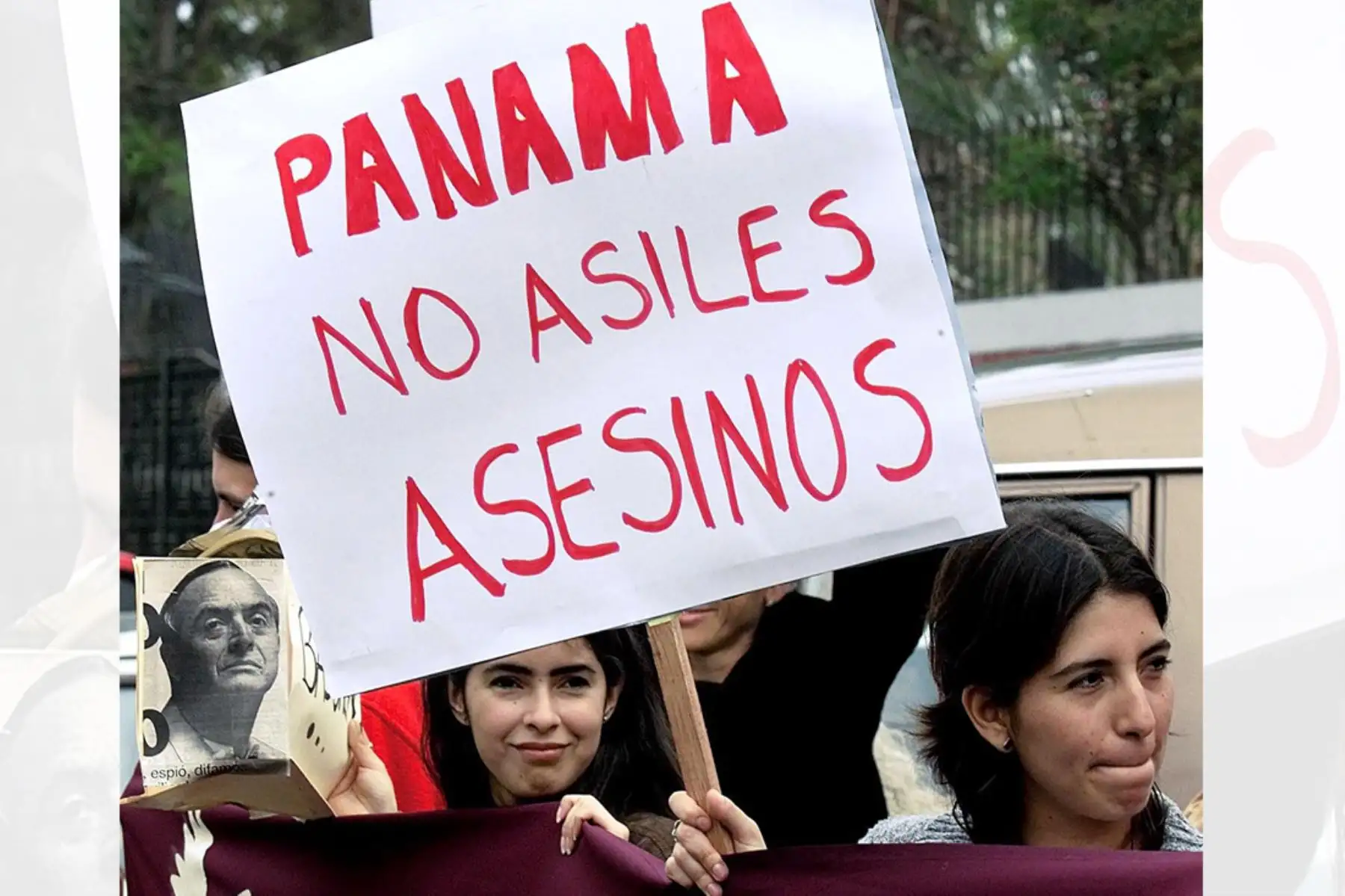 Frente a la embajada panameña en Lima, manifestantes peruanos portan pancartas protestando por la posibilidad de que el ex jefe de inteligencia Vladimiro Montesinos reciba asilo en Panamá. Foto: AFP