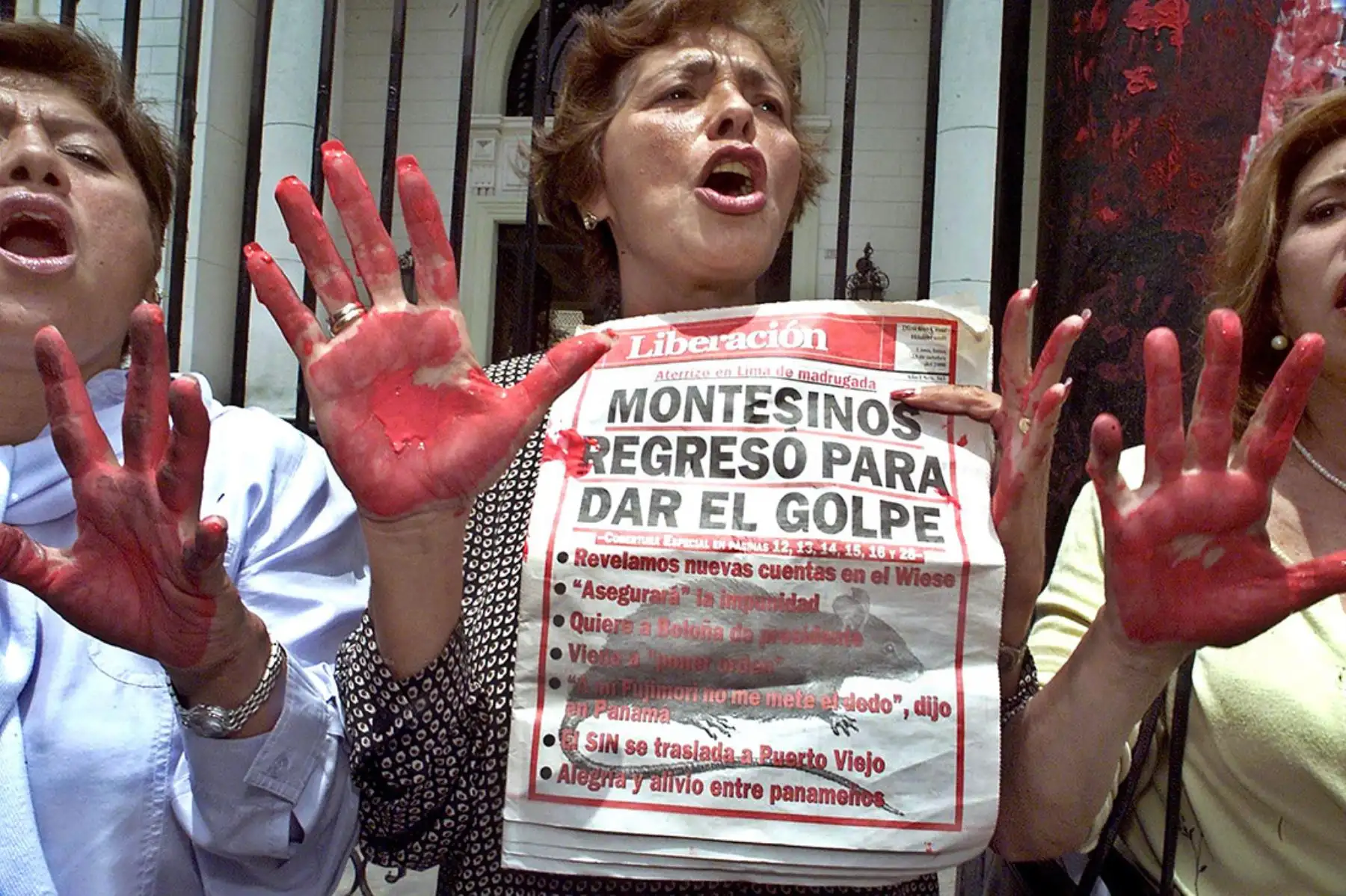 Manifestantes protestan en la puerta del Comando Conjunto de las Fuerzas Armadas el 24 de octubre de 2000 en Lima, tras el regreso del ex jefe de inteligencia Vladimiro Montesinos, que huyó a Panamá a raíz de acusaciones de soborno y tráfico de armas. Foto: AFP