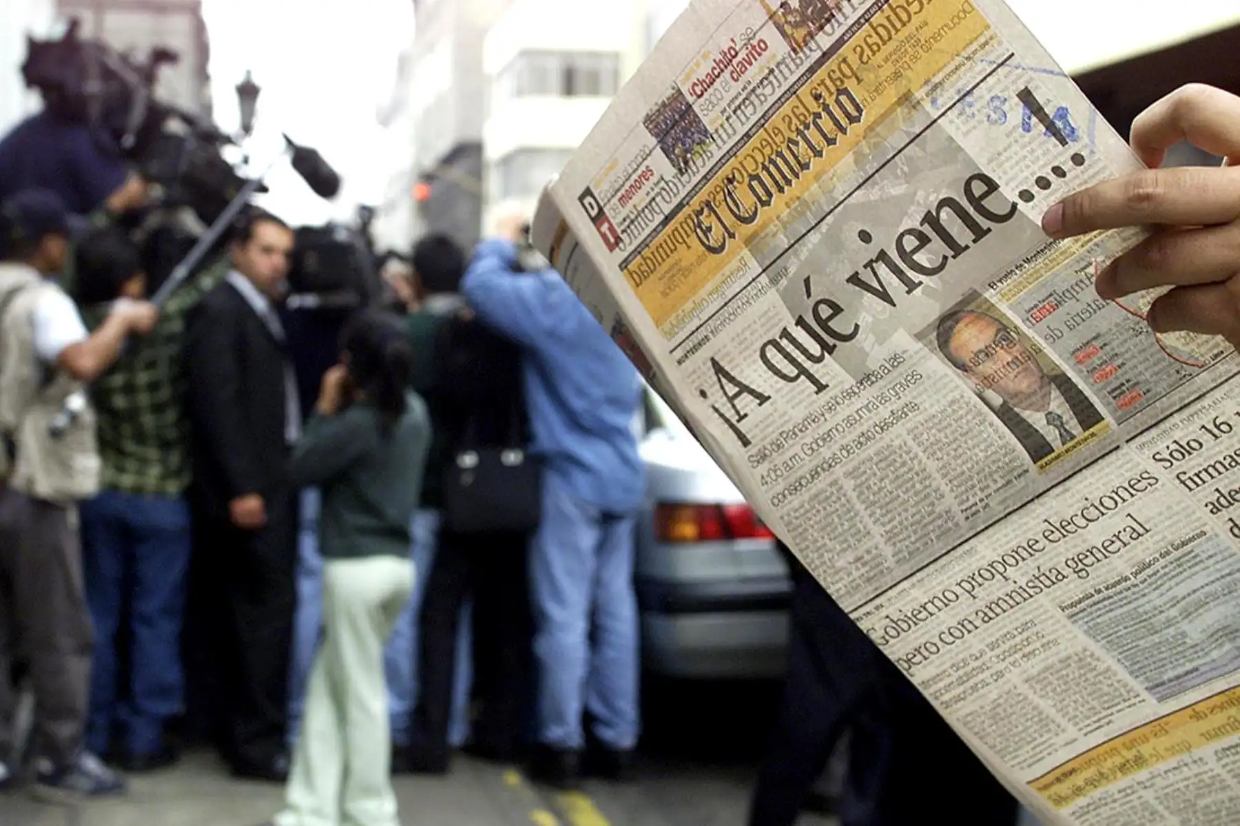 Una persona lee un informe periodístico sobre el regreso al Perú del ex asesor presidencial Vladimiro Montesinos el 23 de octubre de 2000 en Lima, Perú. Foto: AFP