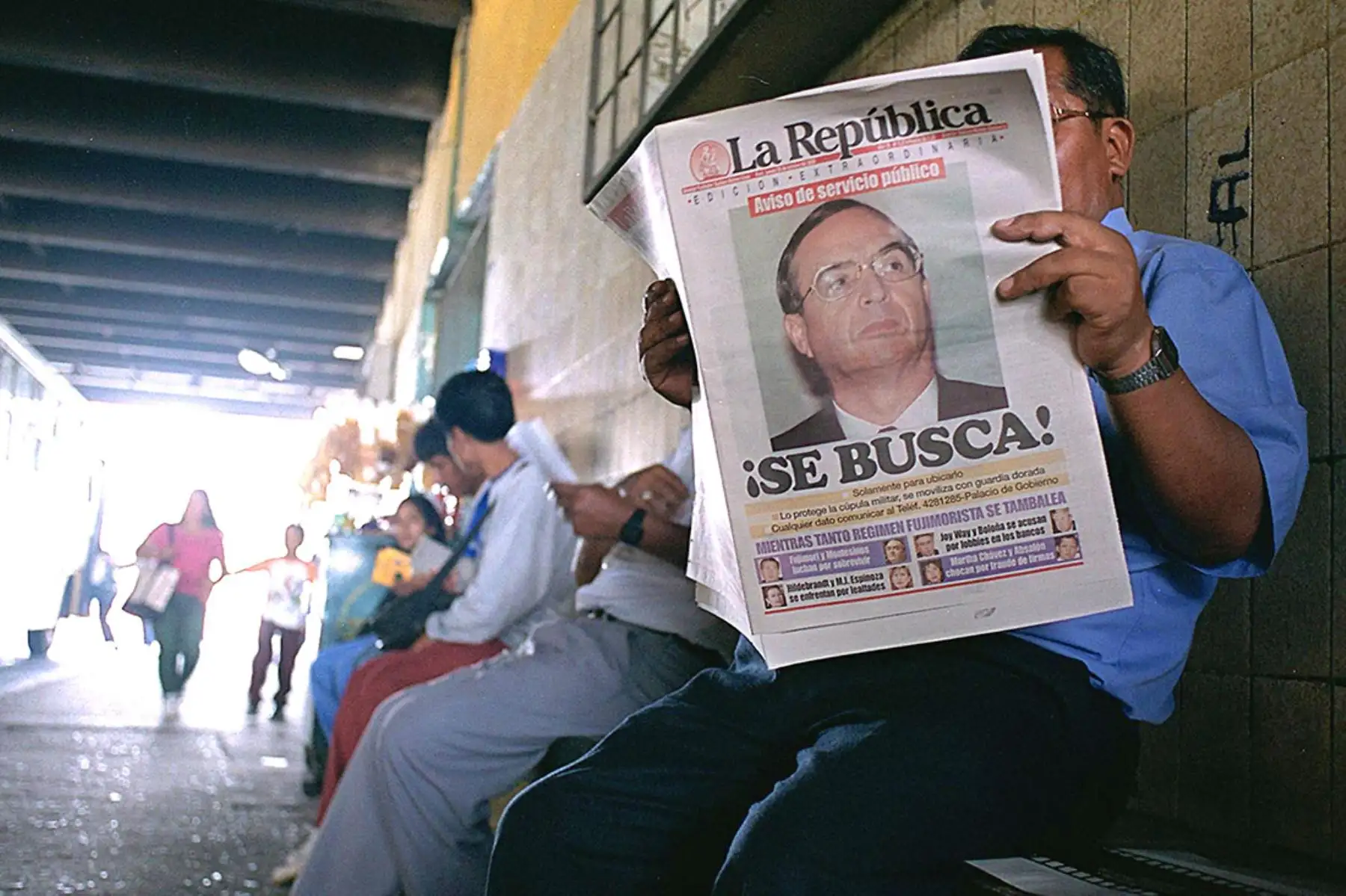 Portada del diario La República con el rostro del ex asesor Vladimiro Montesinos y un titular que dice "se busca" el 26 de octubre de 2000. El presidente peruano Alberto Fujimori dijo que está tras su ex asesor para detenerlo y que las acciones se realizarán "día y noche". Foto: AFP