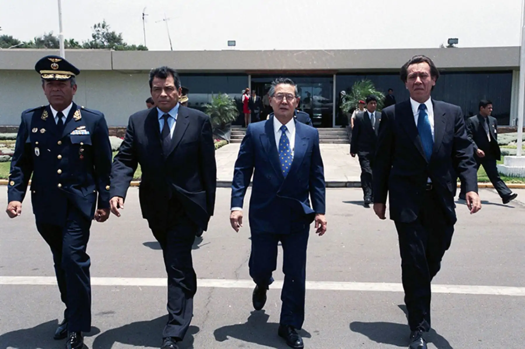 Callao - 13 noviembre 2000 / El presidente Alberto Fujimori Fujimori, viajó al sultanato de Brunei, donde participará en la Cumbre de Líderes del Foro de Cooperación Económica Asia Pacífico (APEC). El vicepresidente Ricardo Márquez y el jefe del Gabinete Ministerial, Federico Salas Guevara, acudieron a despedir al mandatario hasta el Grupo Aéreo N° 8 en el Callao. Fujimori no retornaría al Perú. Foto: Presidencia Perú